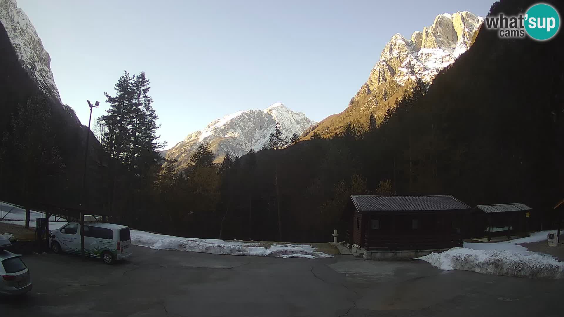 Web kamera Log pod Mangartom – Pogled na Jerebicu i Rombon – Bovec – Slovenija