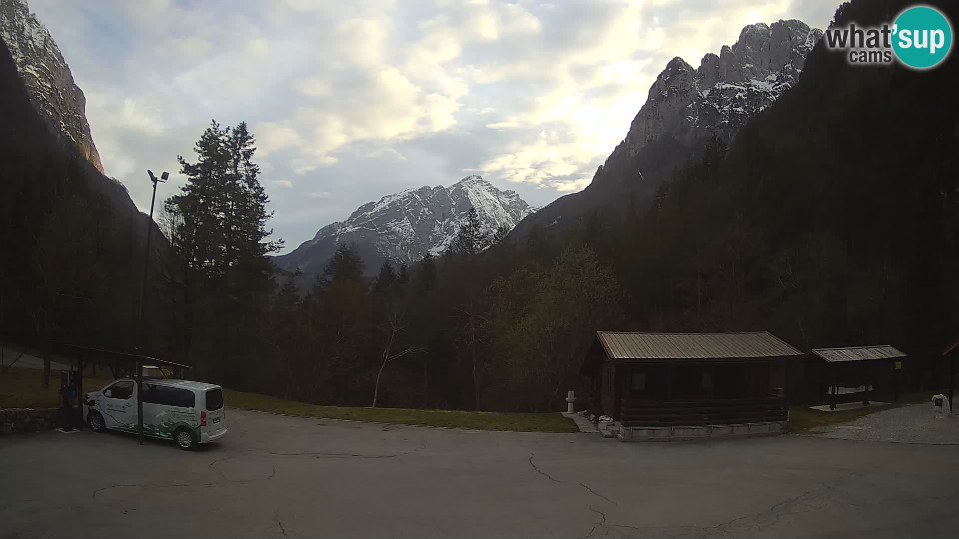 Spletna kamera Log pod Mangartom – Pogled na Jerebico in Rombon – Bovec – Slovenija