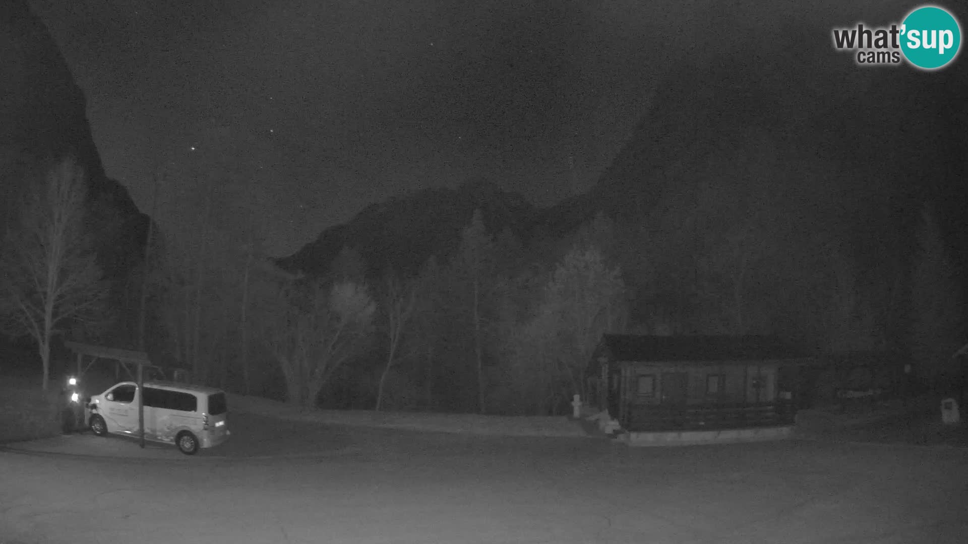 Spletna kamera Log pod Mangartom – Pogled na Jerebico in Rombon – Bovec – Slovenija