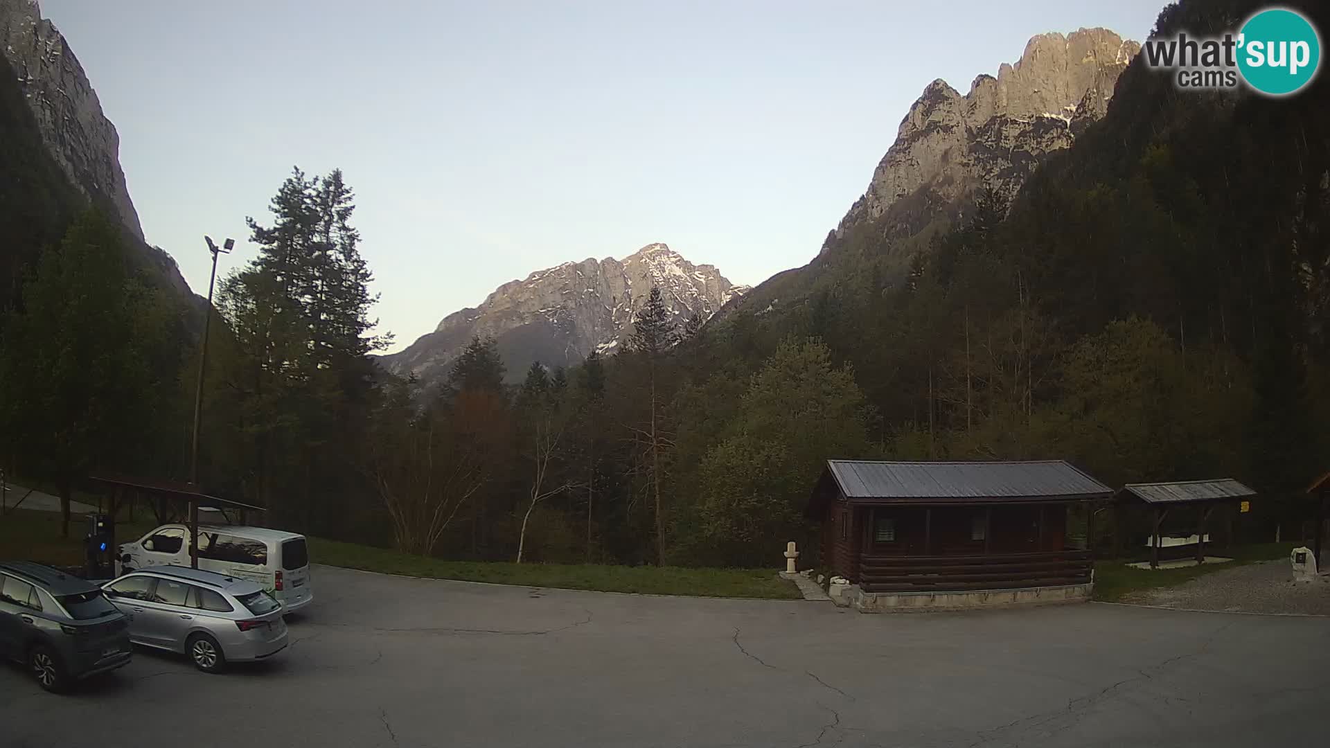 Spletna kamera Log pod Mangartom – Pogled na Jerebico in Rombon – Bovec – Slovenija