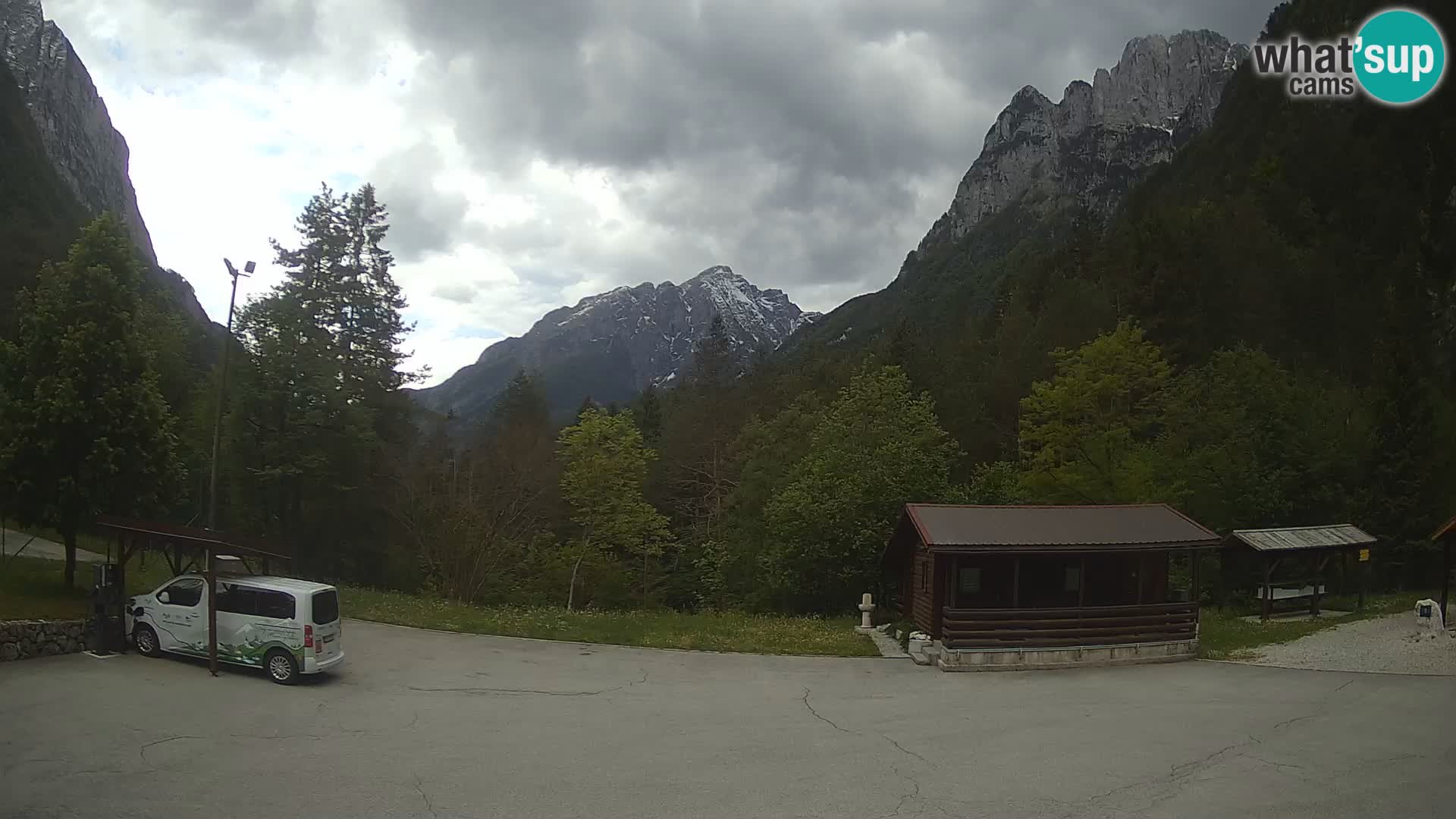 Spletna kamera Log pod Mangartom – Pogled na Jerebico in Rombon – Bovec – Slovenija