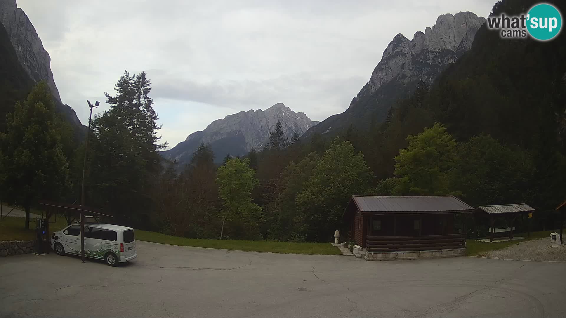 Spletna kamera Log pod Mangartom – Pogled na Jerebico in Rombon – Bovec – Slovenija