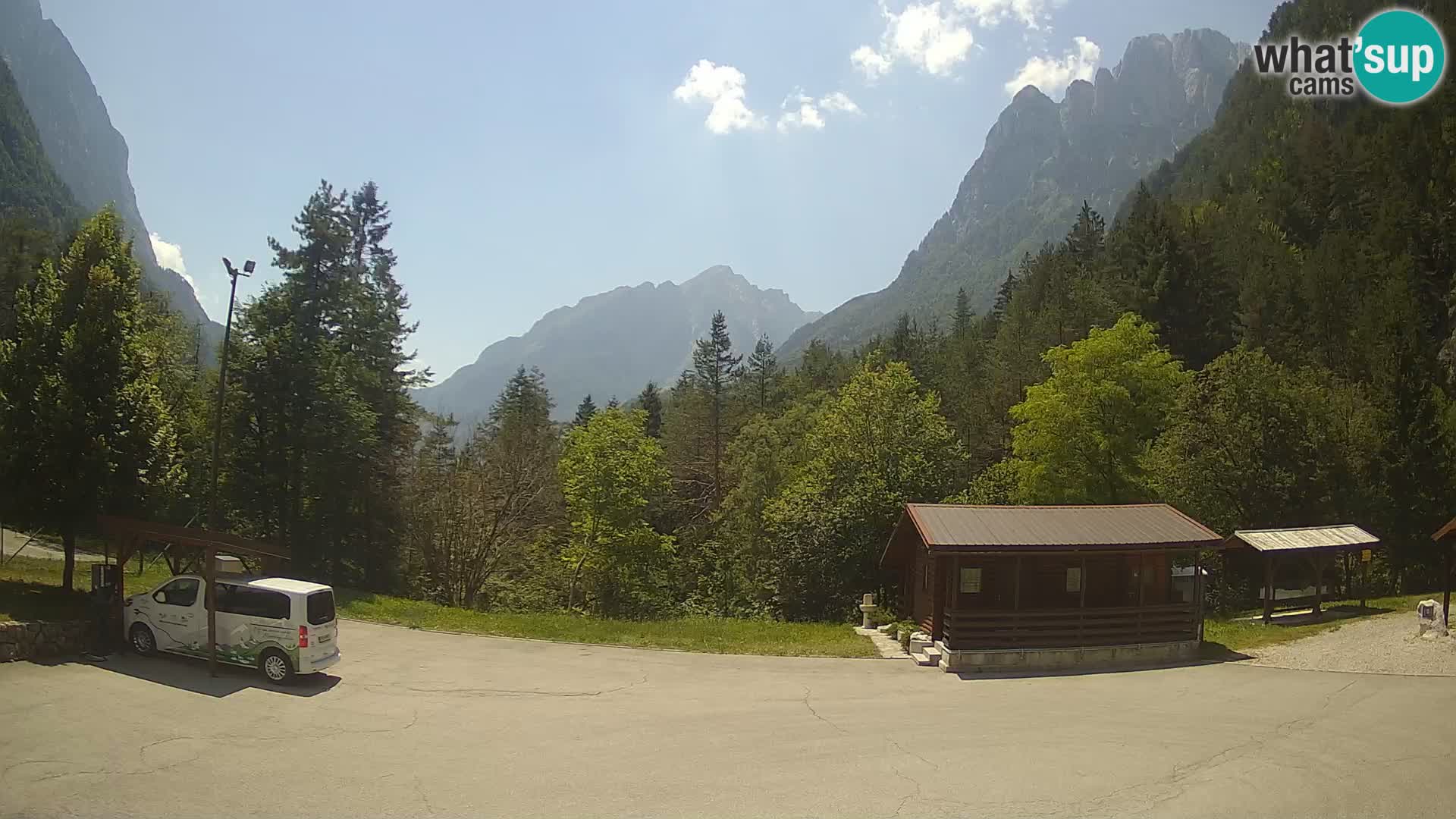 Spletna kamera Log pod Mangartom – Pogled na Jerebico in Rombon – Bovec – Slovenija