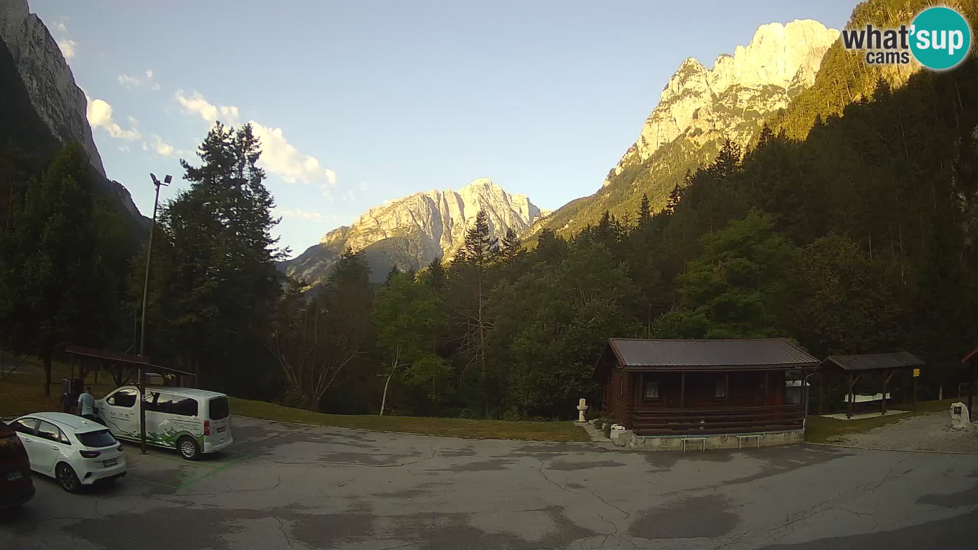 Spletna kamera Log pod Mangartom – Pogled na Jerebico in Rombon – Bovec – Slovenija
