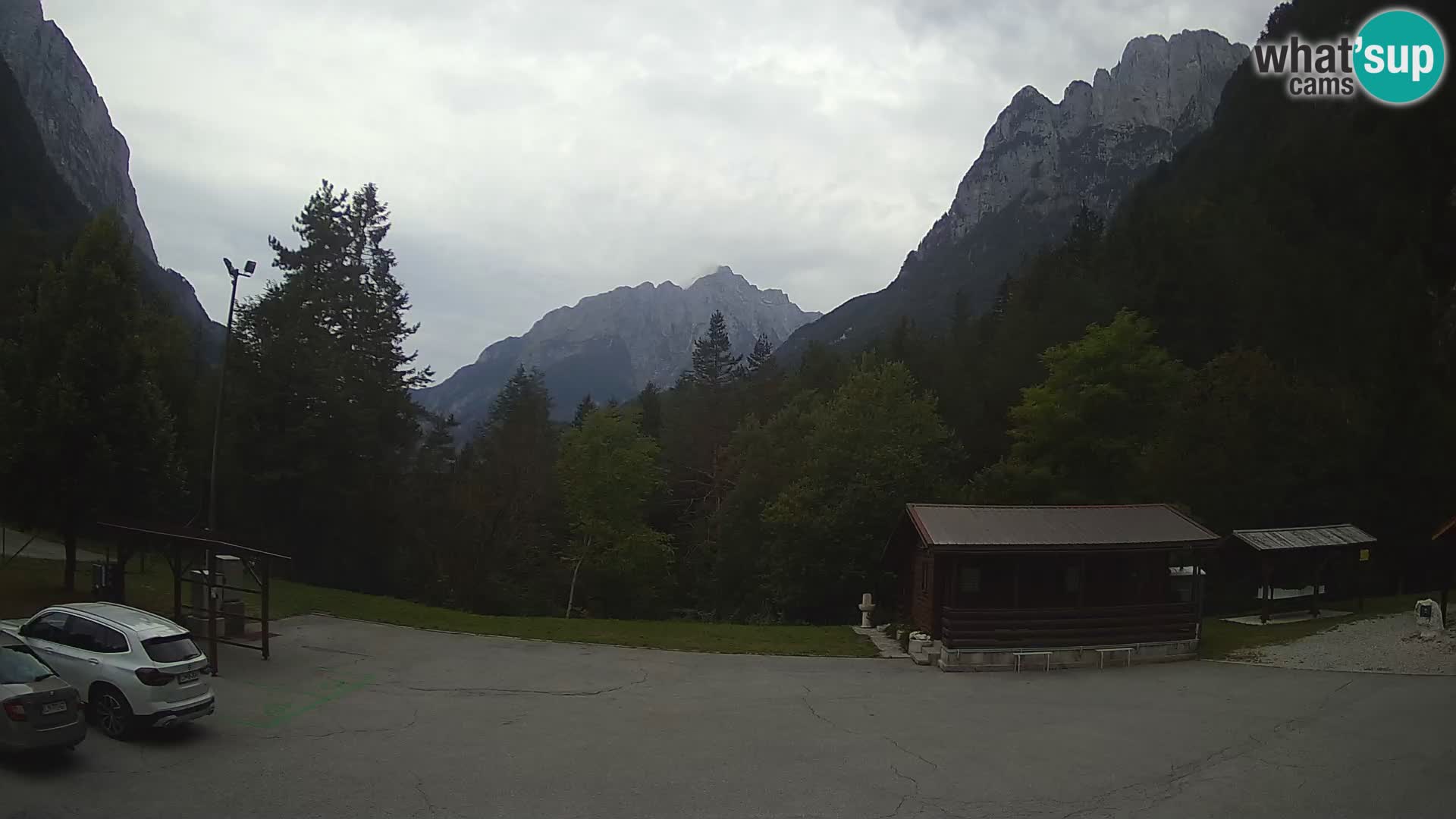 Spletna kamera Log pod Mangartom – Pogled na Jerebico in Rombon – Bovec – Slovenija