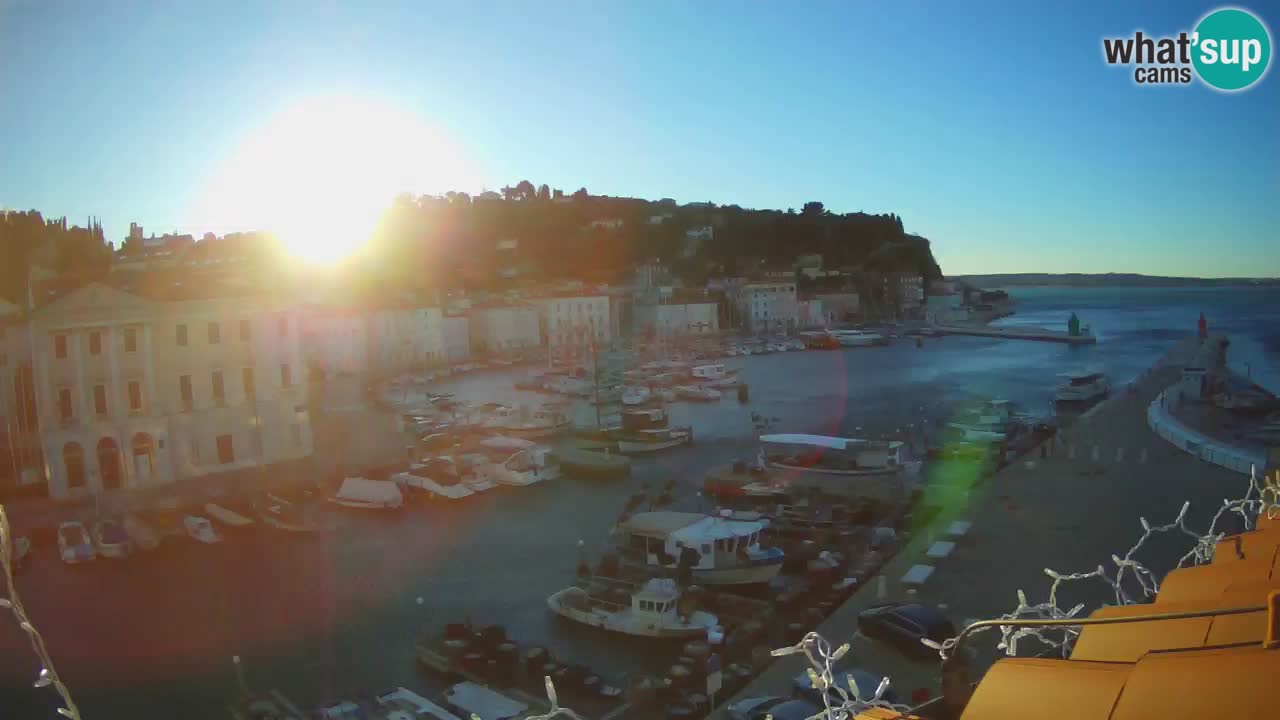 Webcam en direct de Piran “Mandrač” – Incroyable vue en direct de la Villa Piranesi