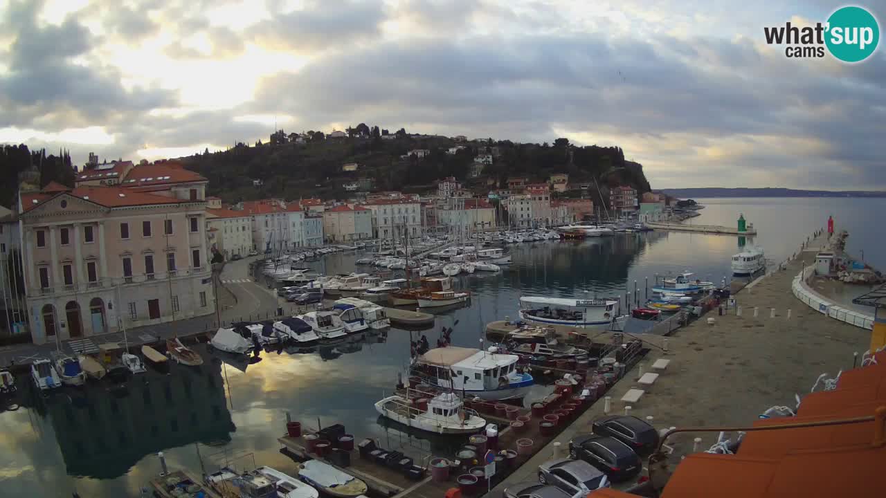 Webcam en direct de Piran “Mandrač” – Incroyable vue en direct de la Villa Piranesi