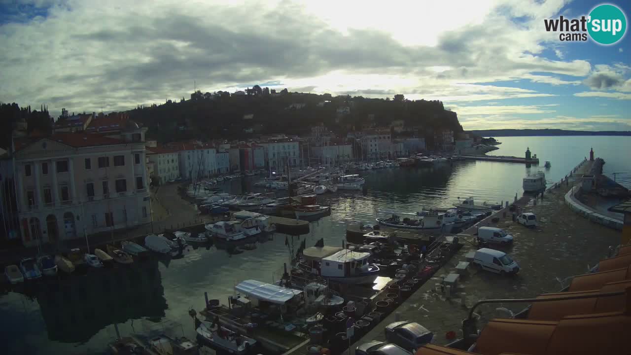 Webcam en direct de Piran “Mandrač” – Incroyable vue en direct de la Villa Piranesi