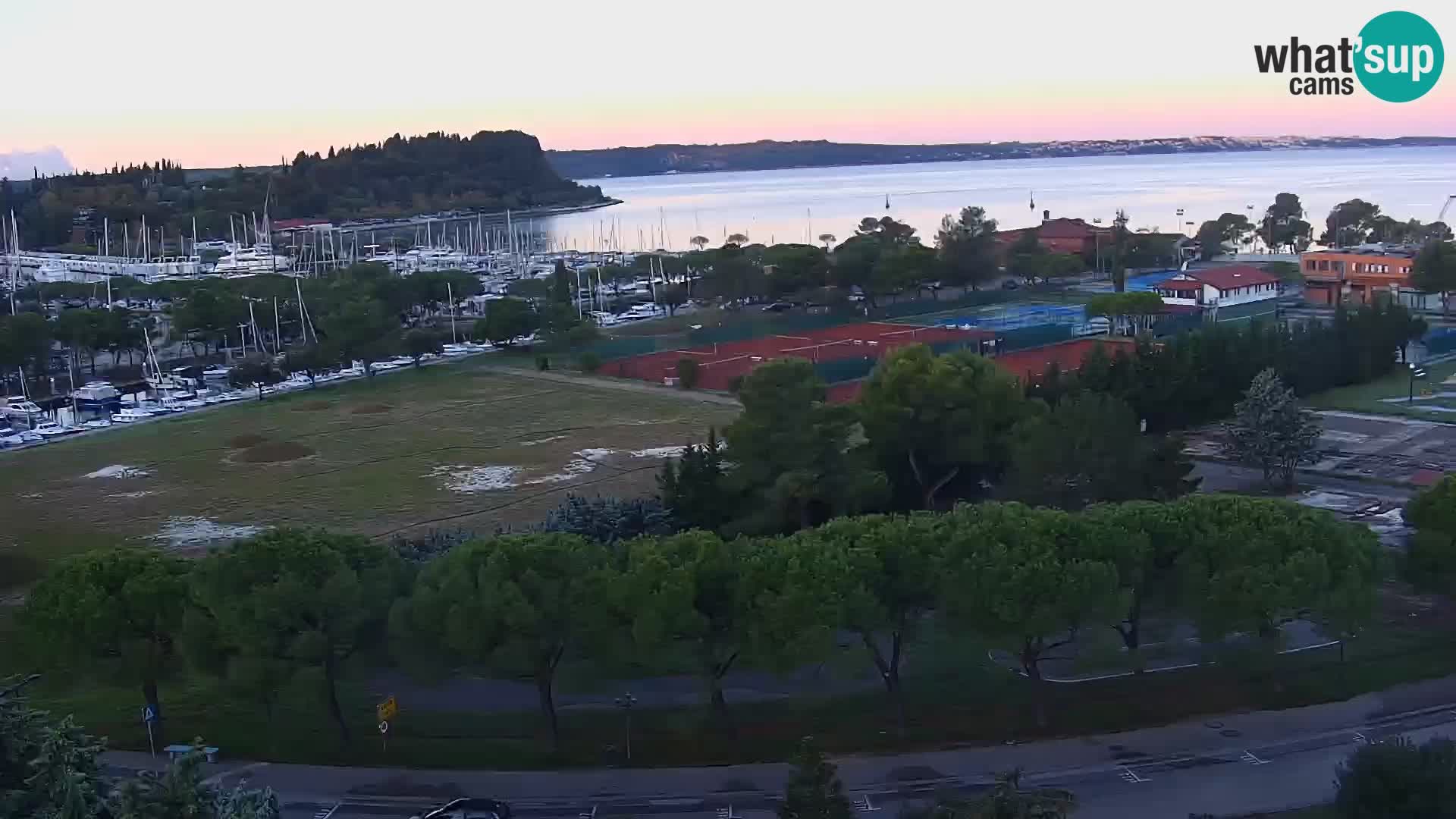 Portorož camera en vivo – vista del puerto deportivo y las canchas de tenis