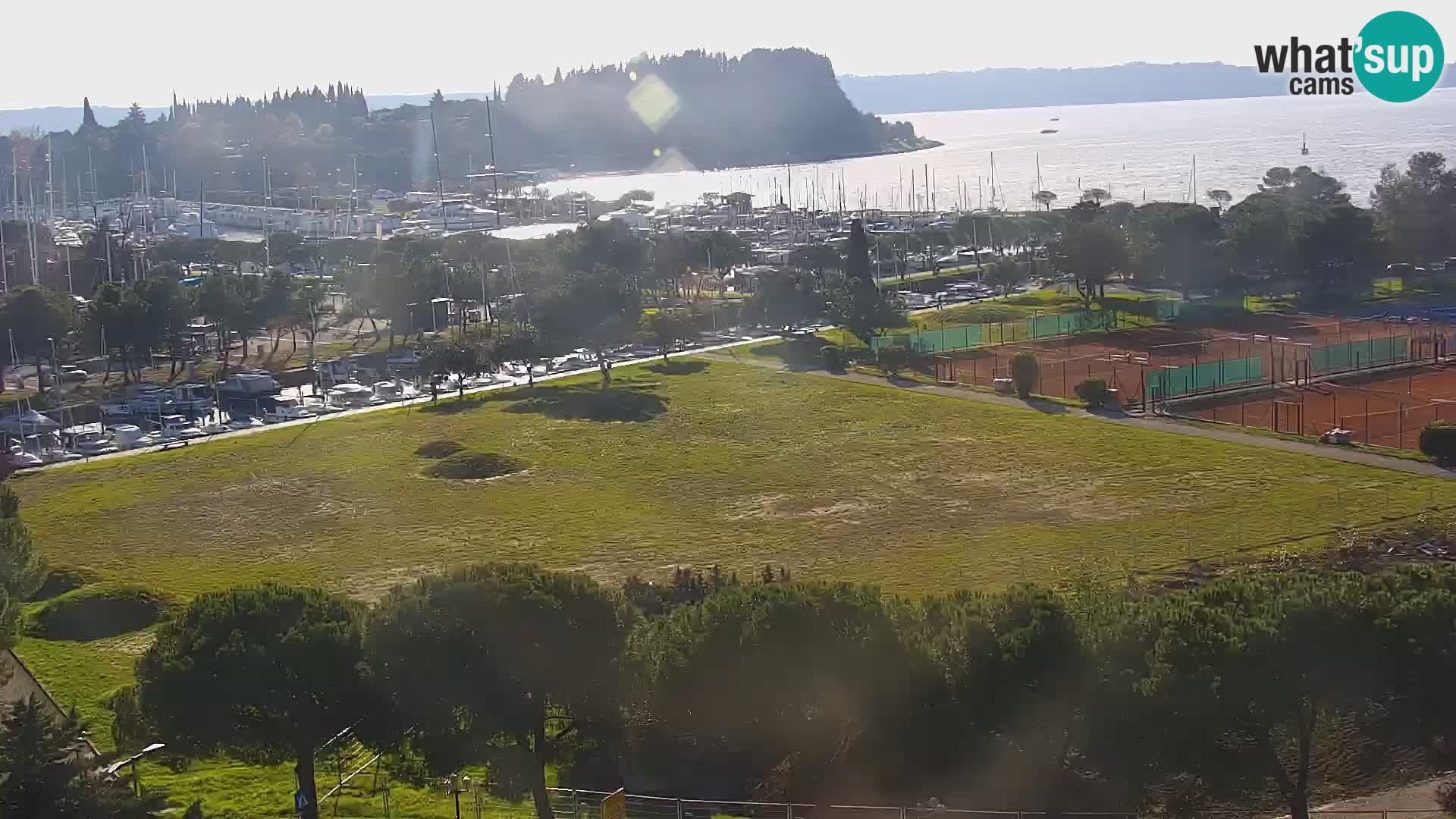 Portorož camera en vivo – vista del puerto deportivo y las canchas de tenis