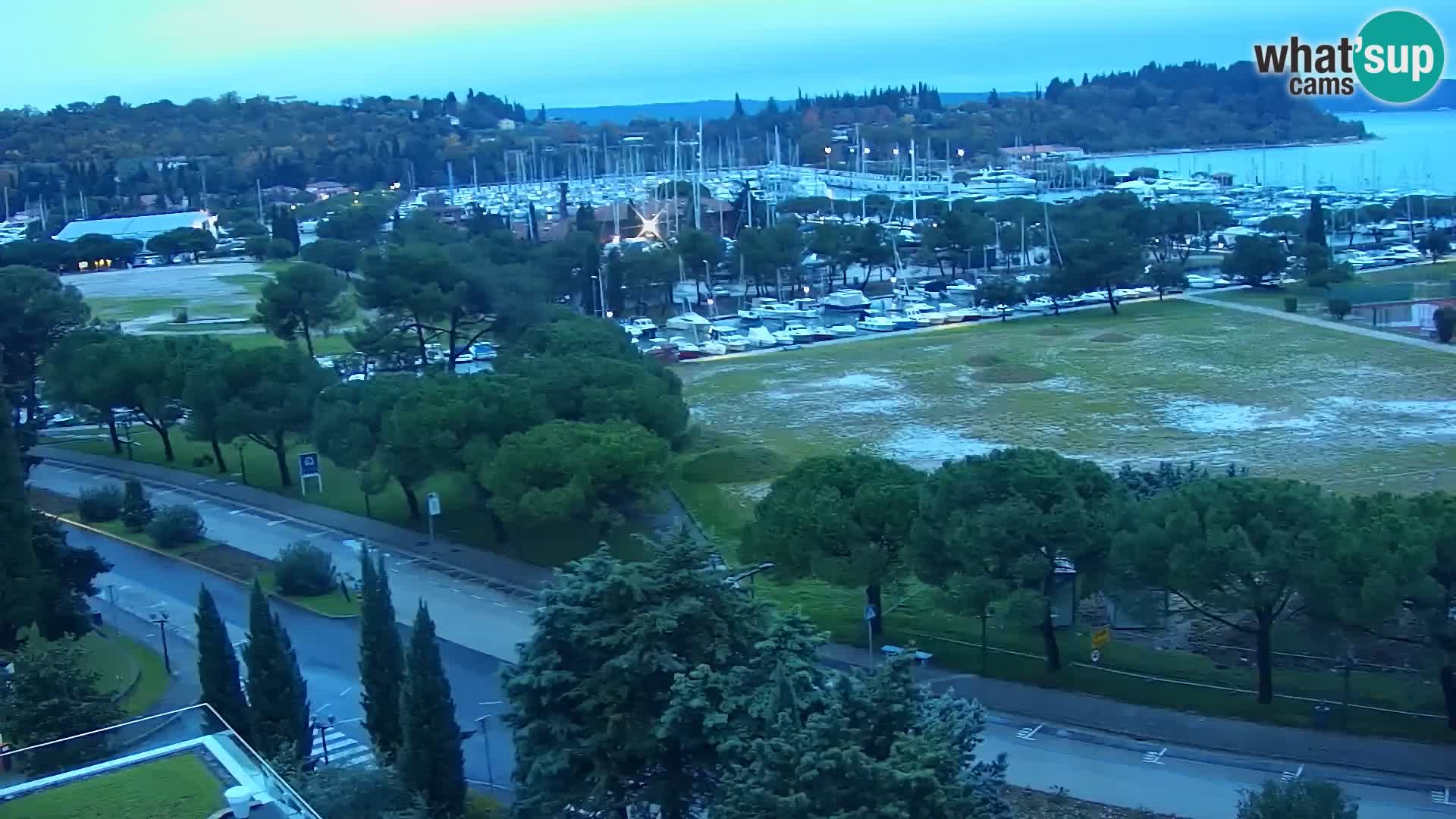 Portorož camera en vivo – vista del puerto deportivo y las canchas de tenis