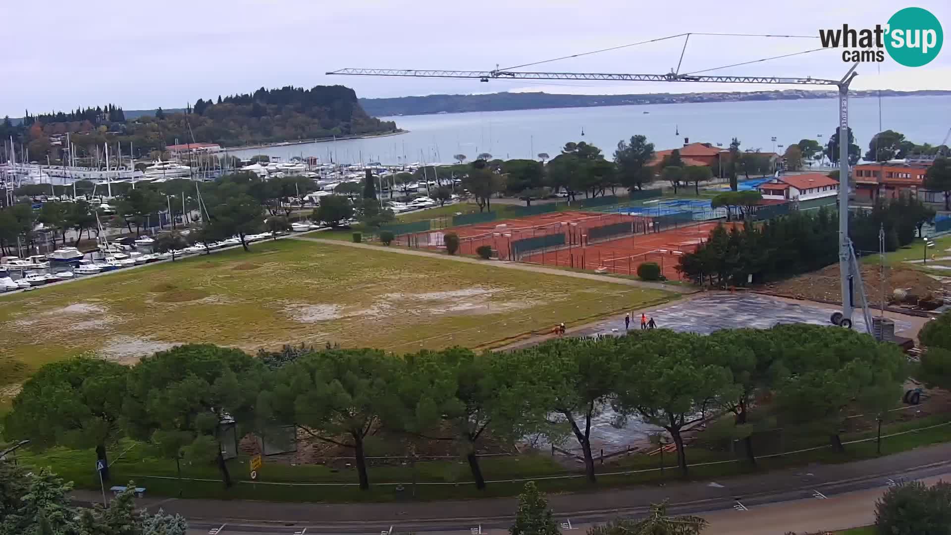 Portorož camera en vivo – vista del puerto deportivo y las canchas de tenis