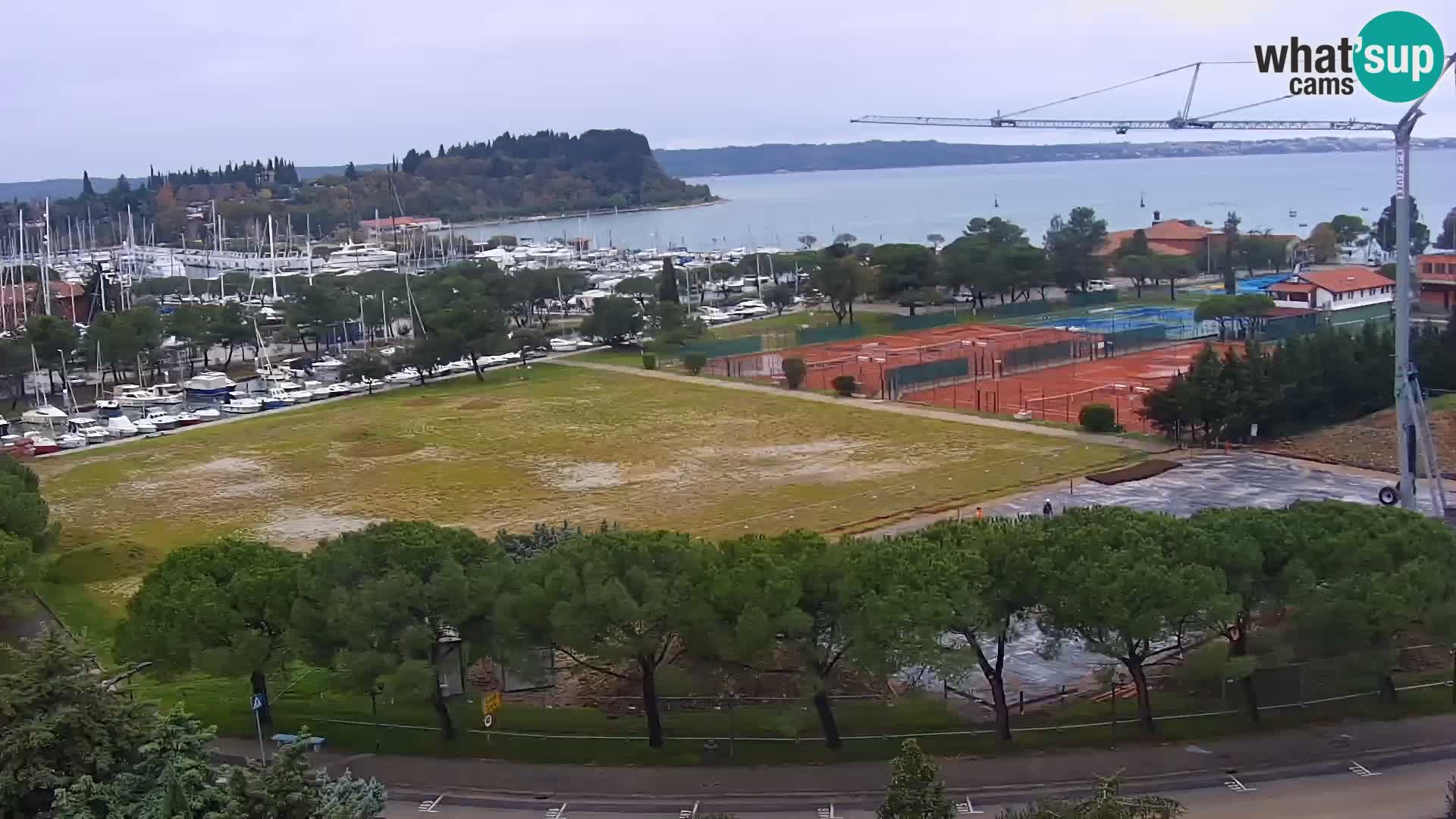 Portorož camera en vivo – vista del puerto deportivo y las canchas de tenis