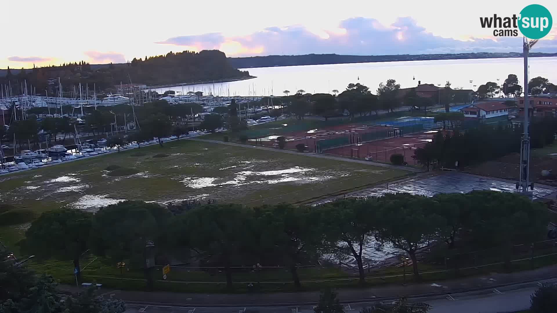 Portorož camera en vivo – vista del puerto deportivo y las canchas de tenis