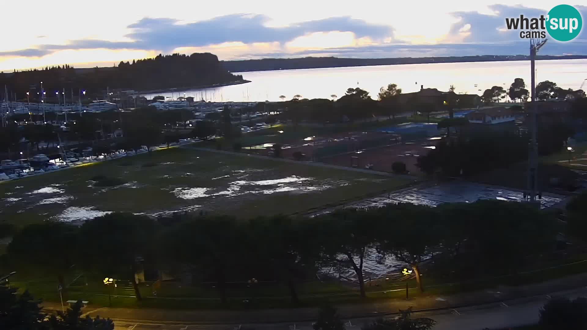 Portorož camera en vivo – vista del puerto deportivo y las canchas de tenis