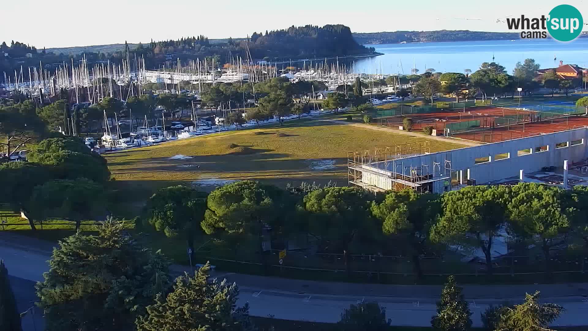 Portorož Live Webcam – vue sur la marina et les courts de tennis