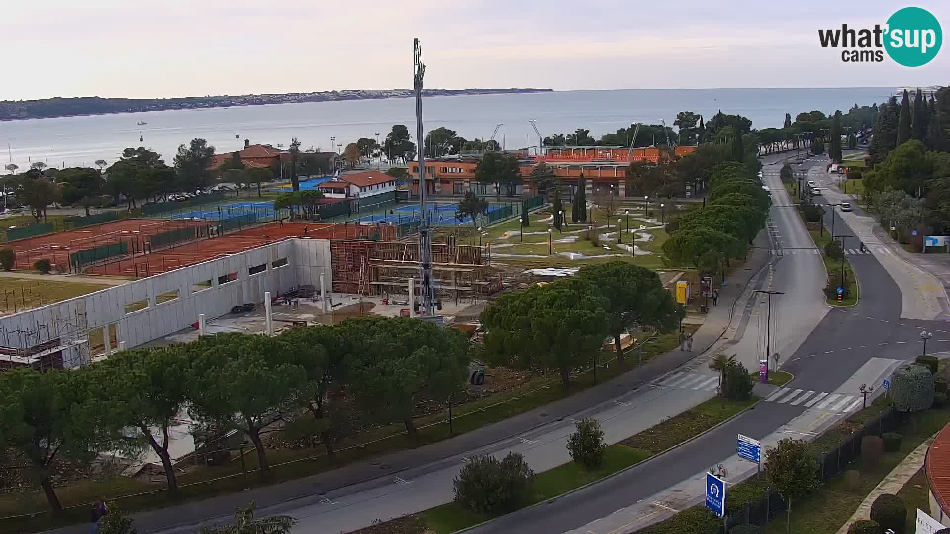 Portorož camera en vivo – vista del puerto deportivo y las canchas de tenis