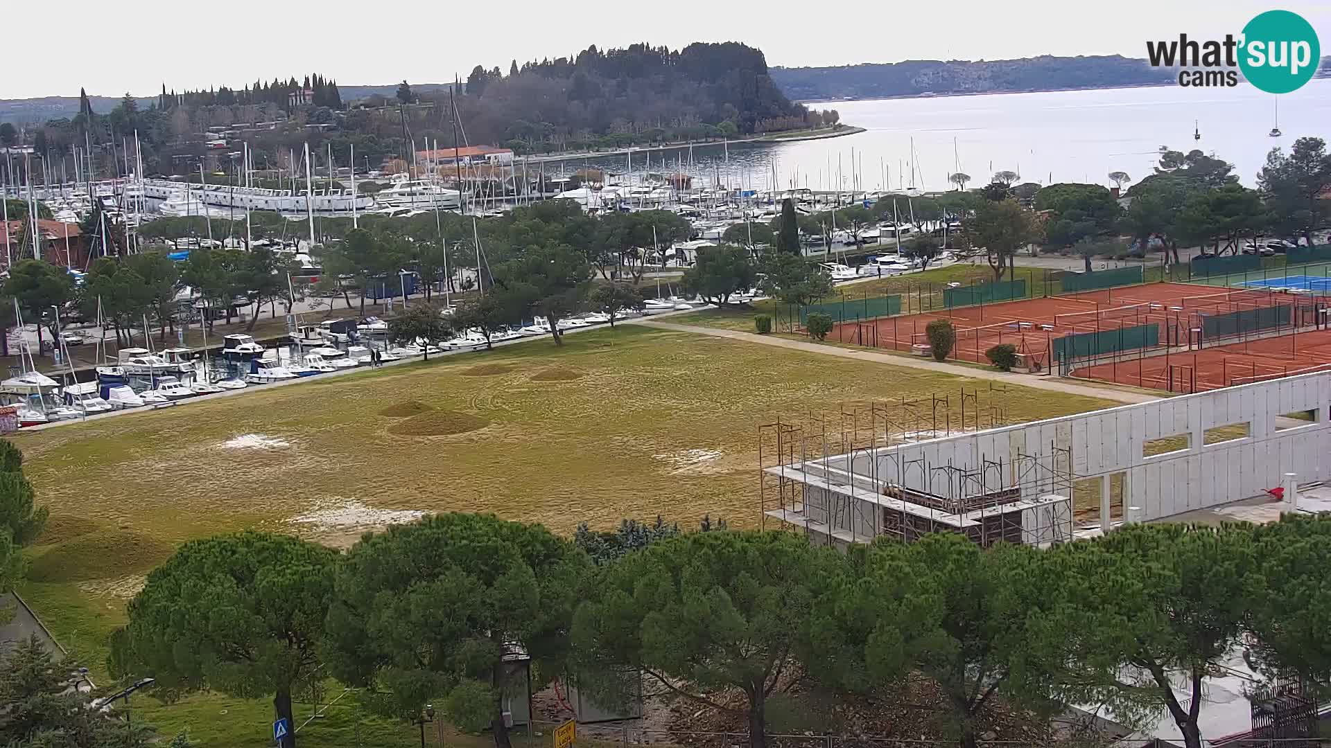 Portorož camera en vivo – vista del puerto deportivo y las canchas de tenis