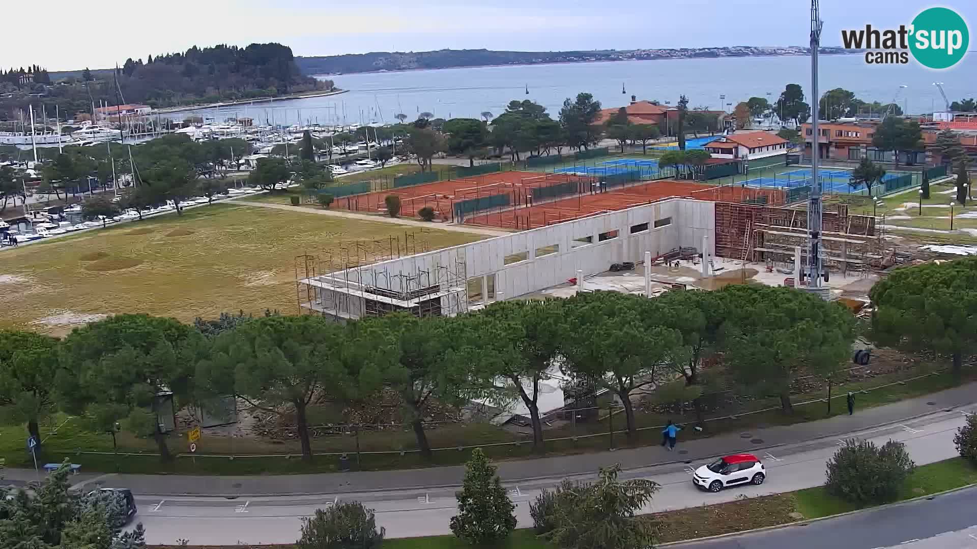 Portorož camera en vivo – vista del puerto deportivo y las canchas de tenis