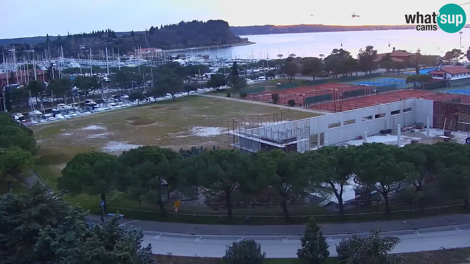 Portorož Live Webcam – vue sur la marina et les courts de tennis