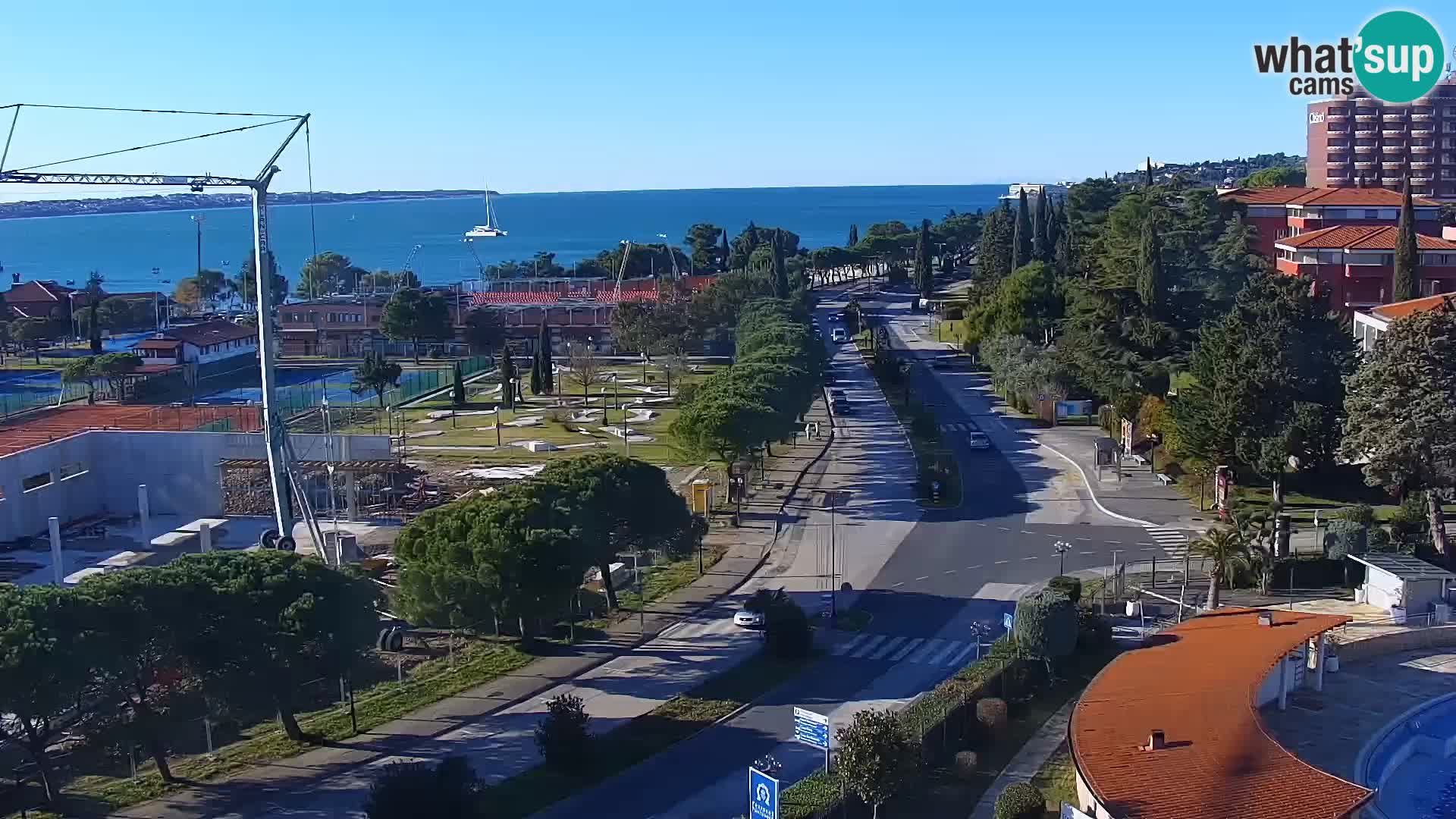 Portorož camera en vivo – vista del puerto deportivo y las canchas de tenis