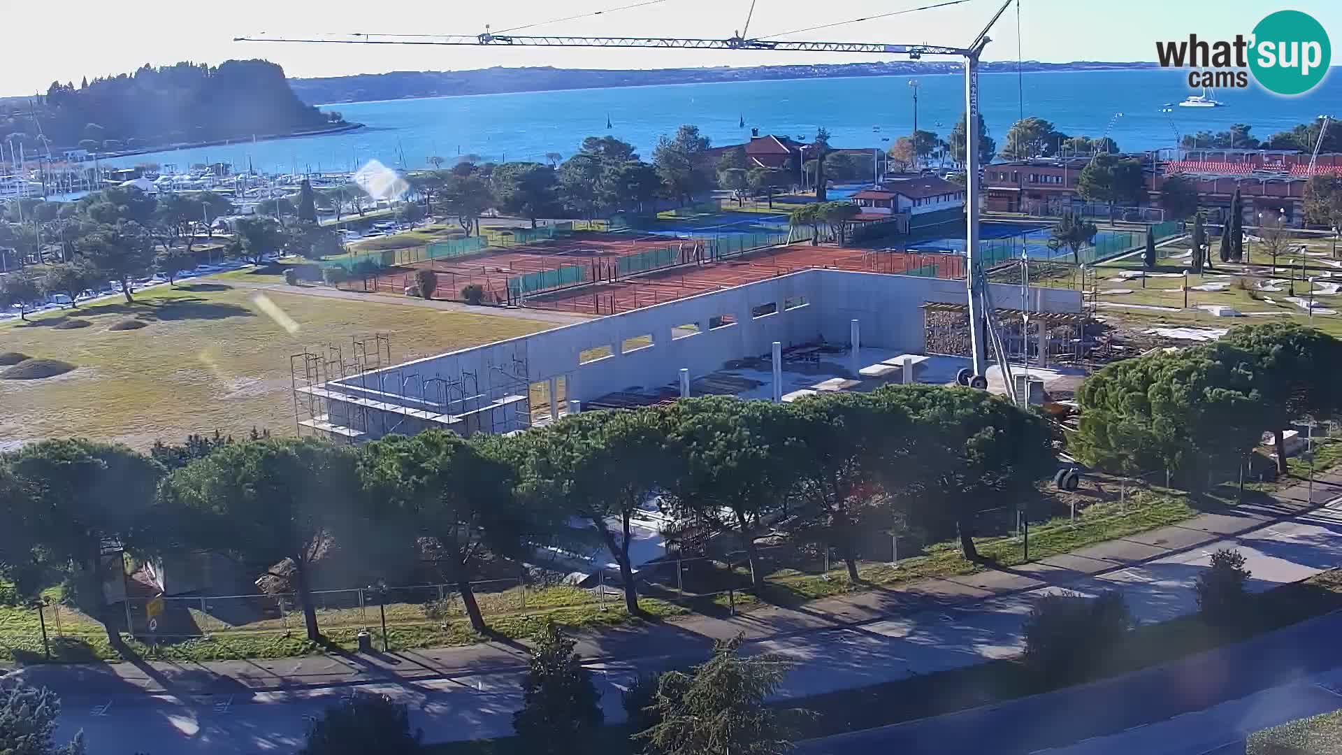 Portorož Live Webcam – vue sur la marina et les courts de tennis