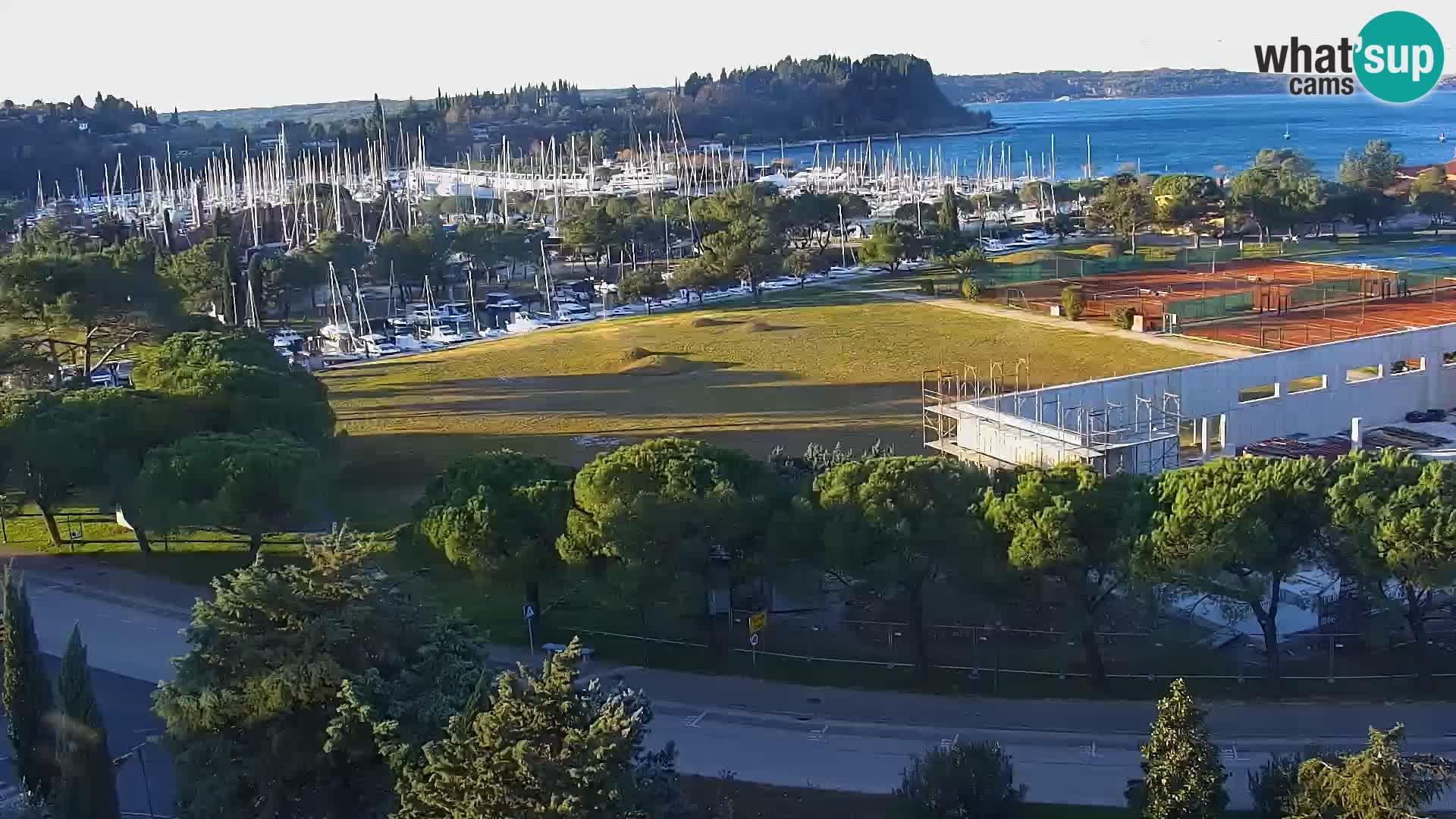 Portorož Live Webcam – vue sur la marina et les courts de tennis