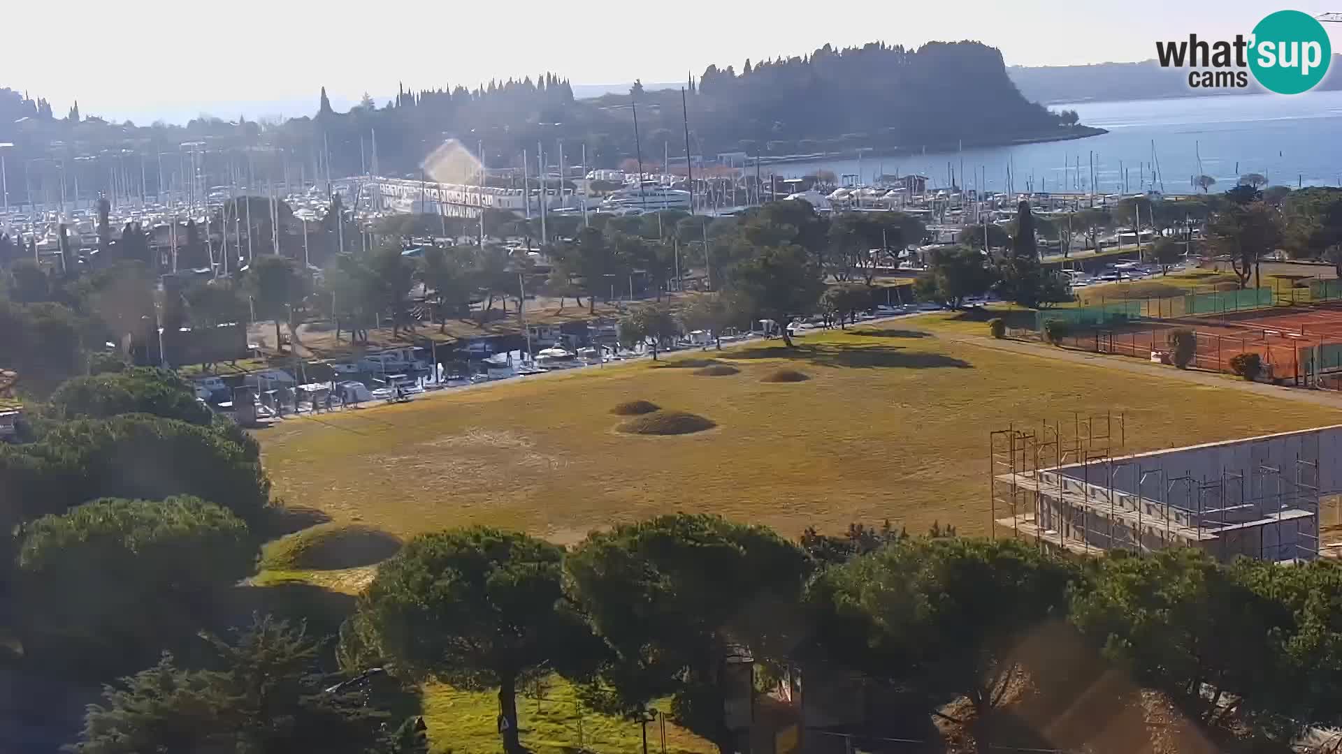 Portorož camera en vivo – vista del puerto deportivo y las canchas de tenis