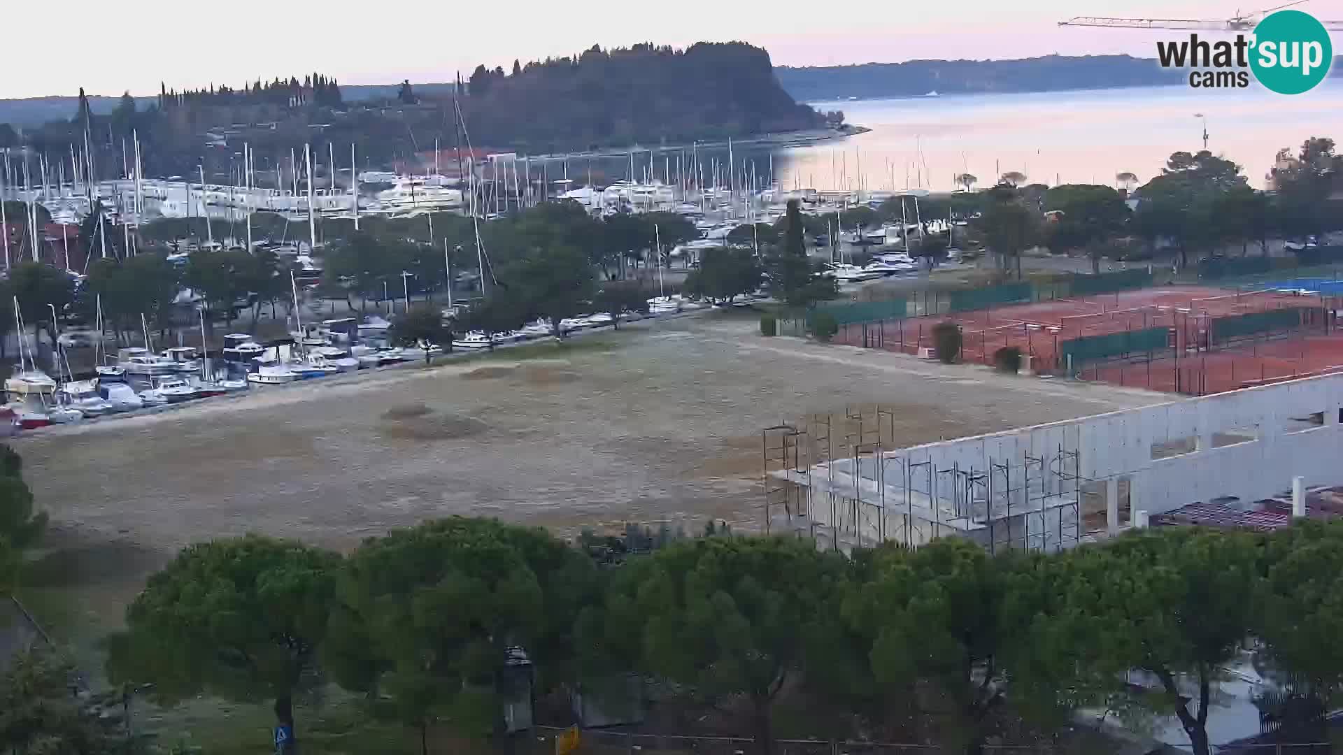 Portorož camera en vivo – vista del puerto deportivo y las canchas de tenis