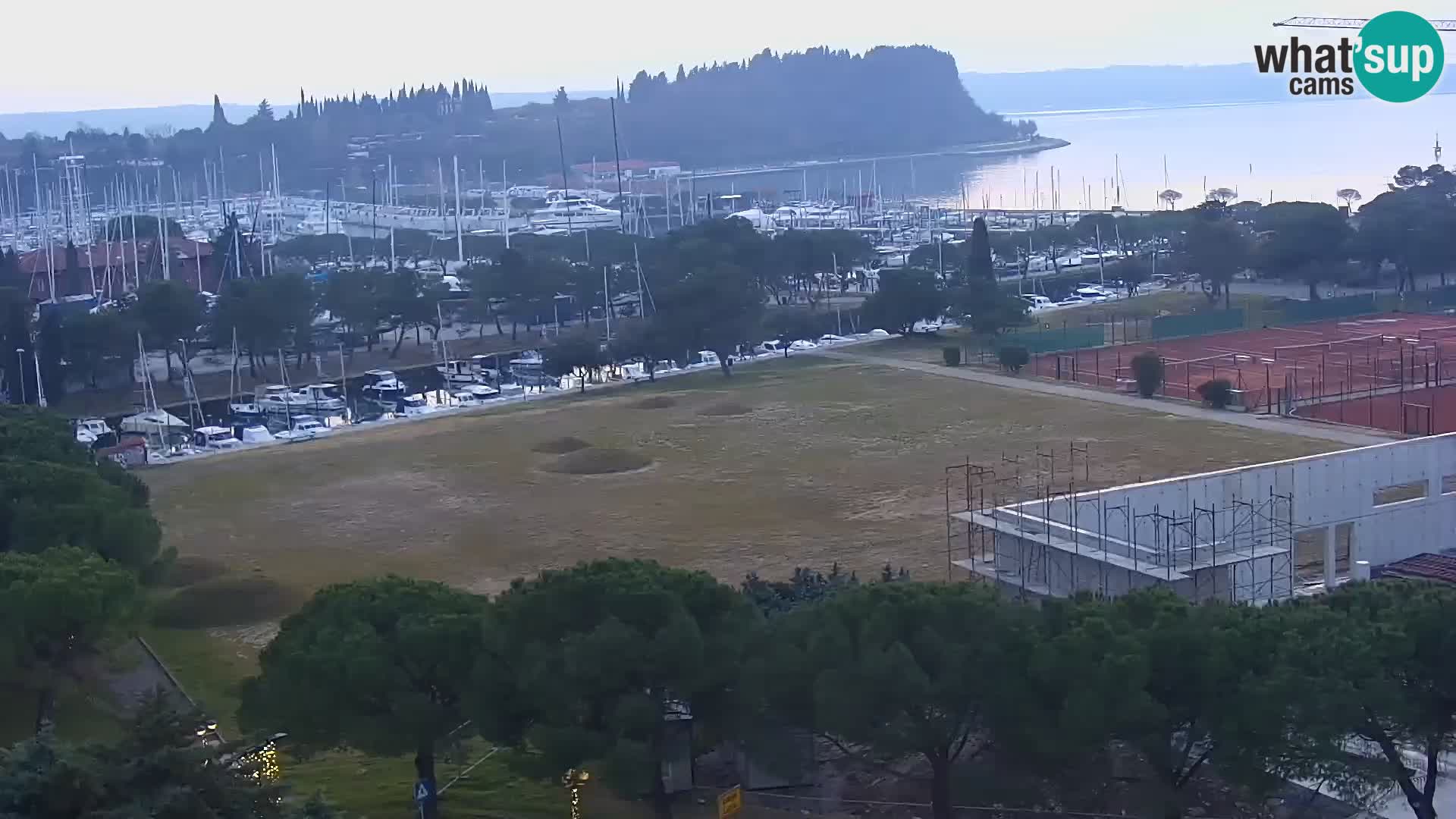 Portorož Live Webcam – vue sur la marina et les courts de tennis