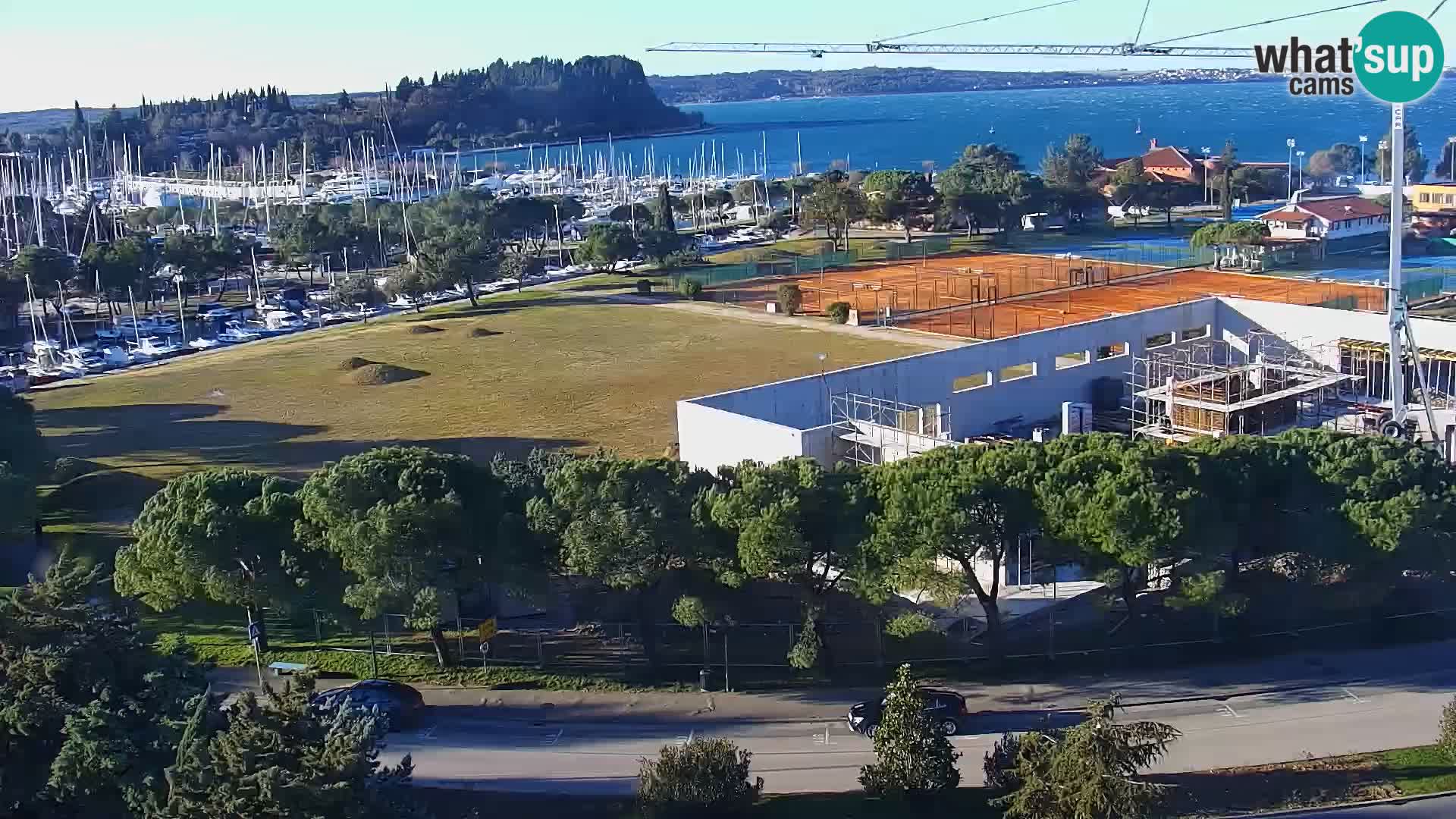 Portorož camera en vivo – vista del puerto deportivo y las canchas de tenis