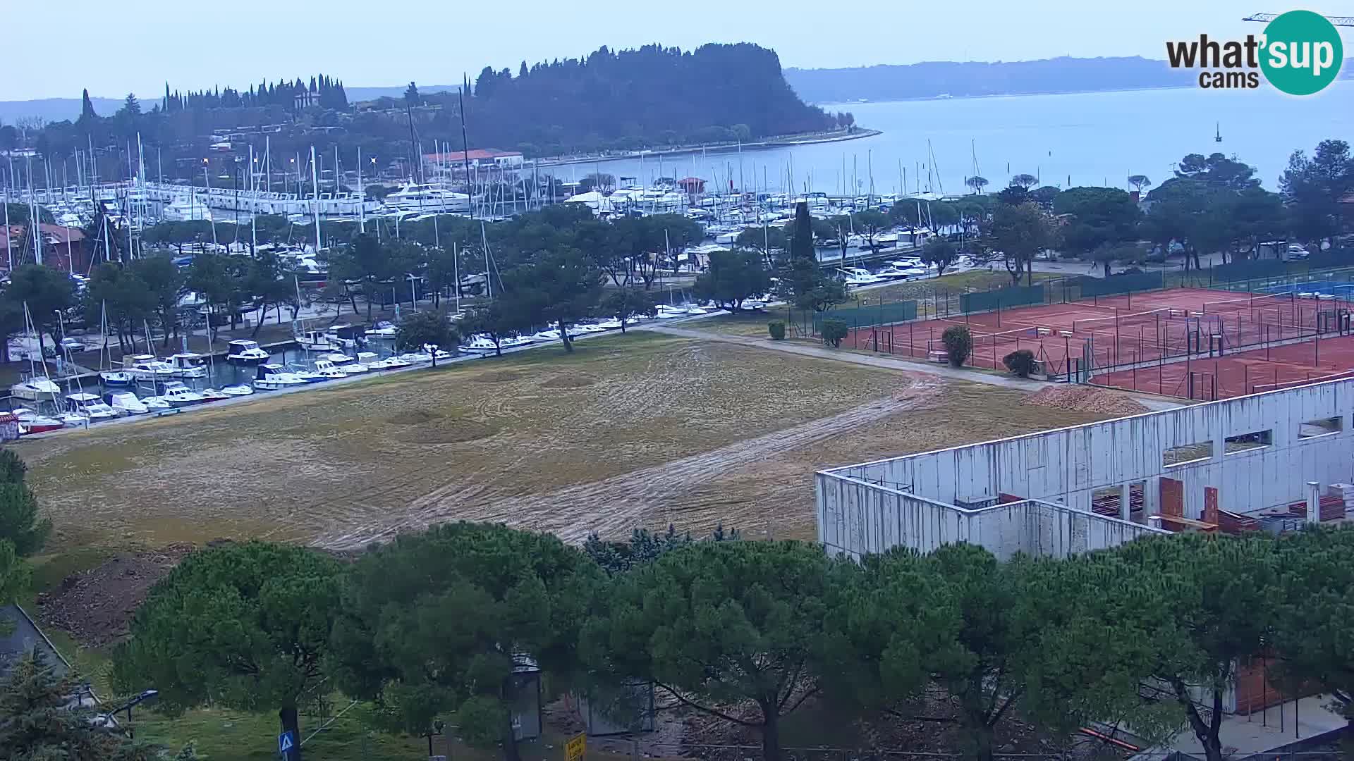 Portorož Live Webcam – vue sur la marina et les courts de tennis