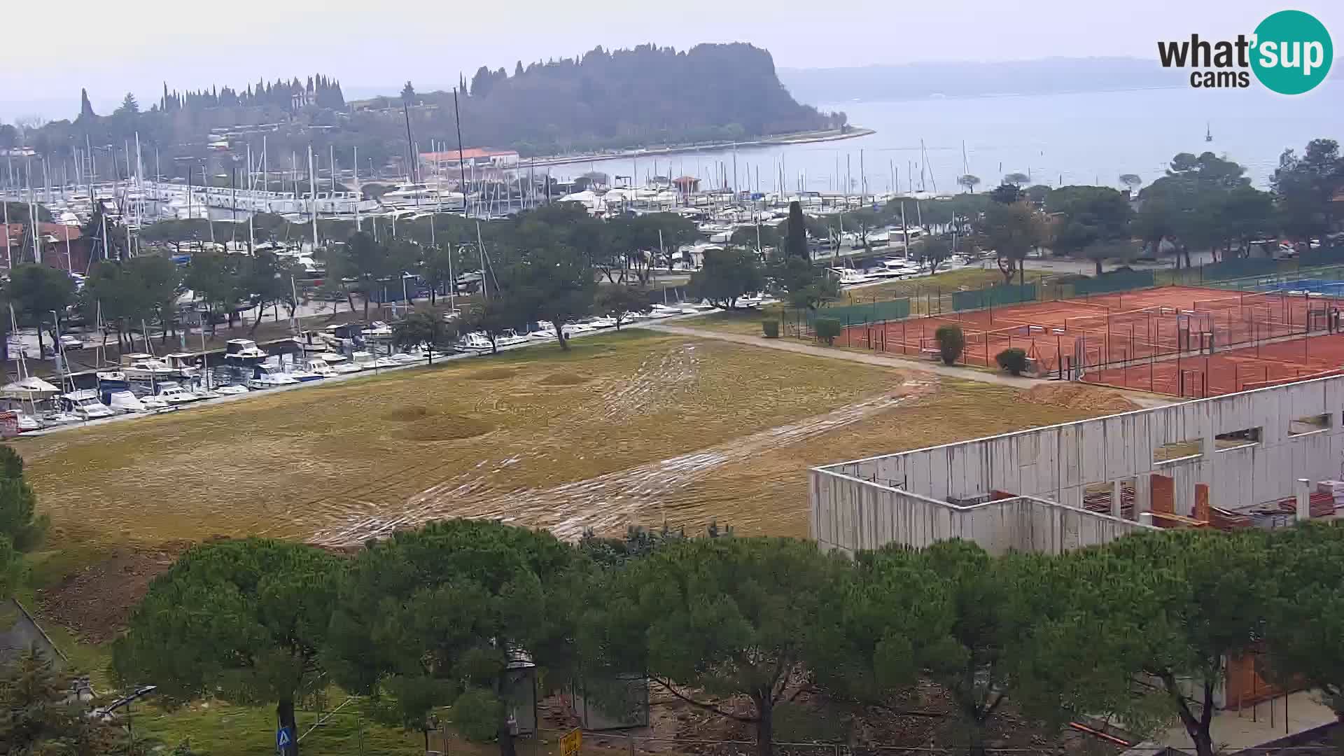 Portorož Live Webcam – vue sur la marina et les courts de tennis