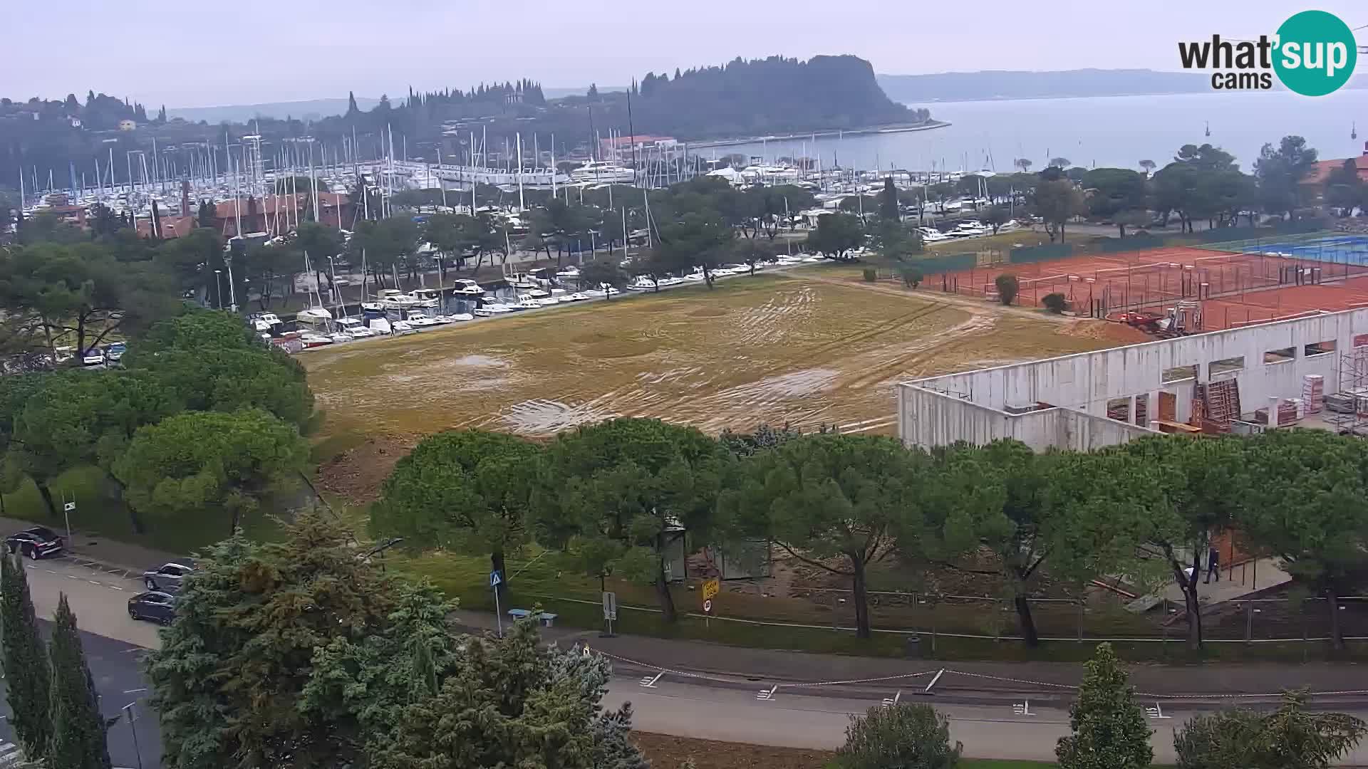 Portorož camera en vivo – vista del puerto deportivo y las canchas de tenis