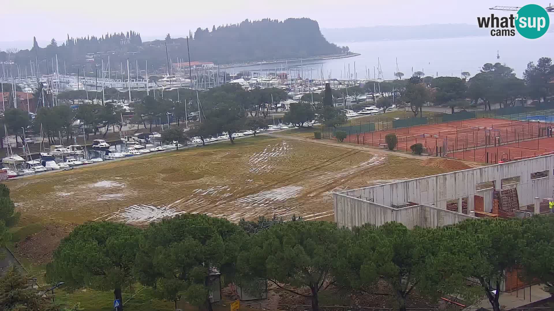 Portorož camera en vivo – vista del puerto deportivo y las canchas de tenis