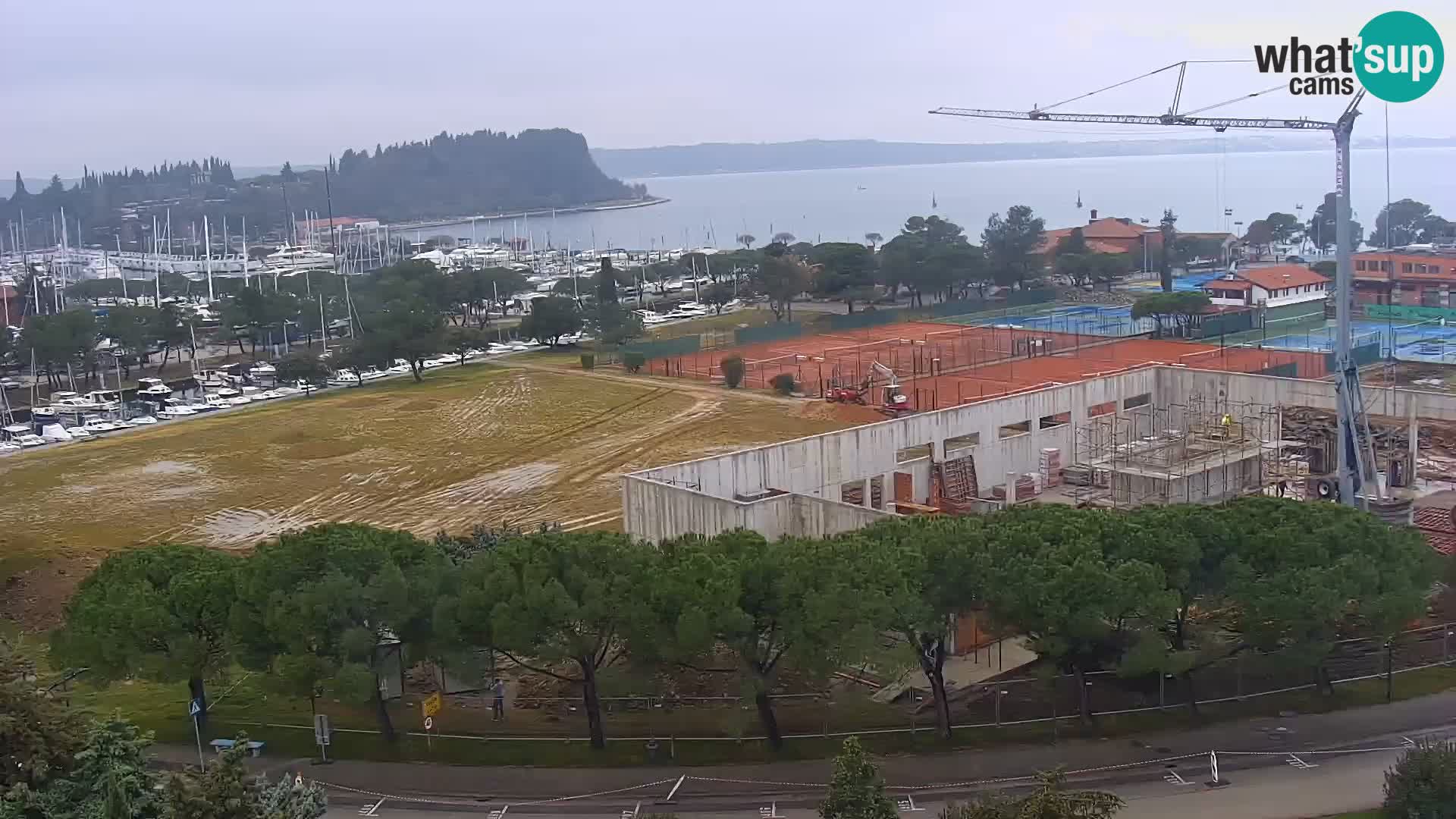 Portorož camera en vivo – vista del puerto deportivo y las canchas de tenis