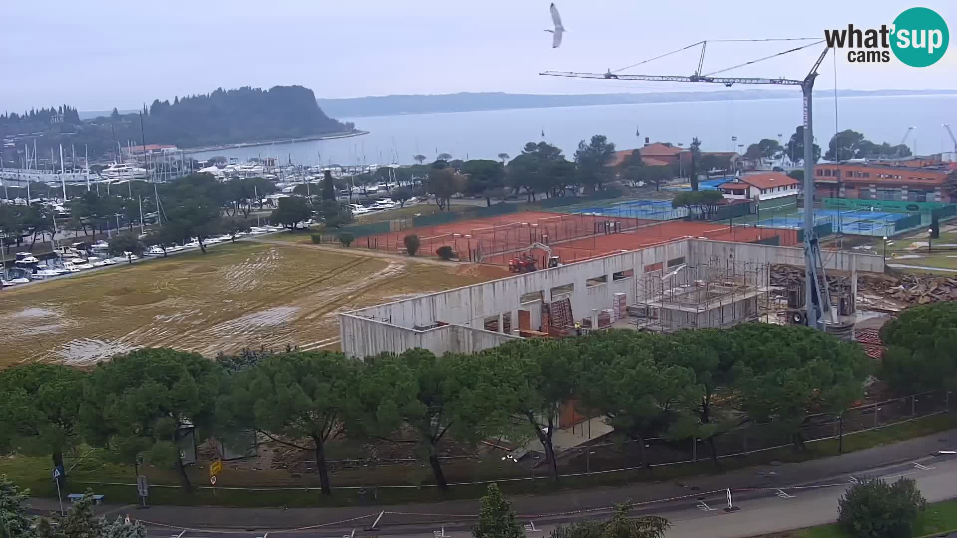 Portorož camera en vivo – vista del puerto deportivo y las canchas de tenis