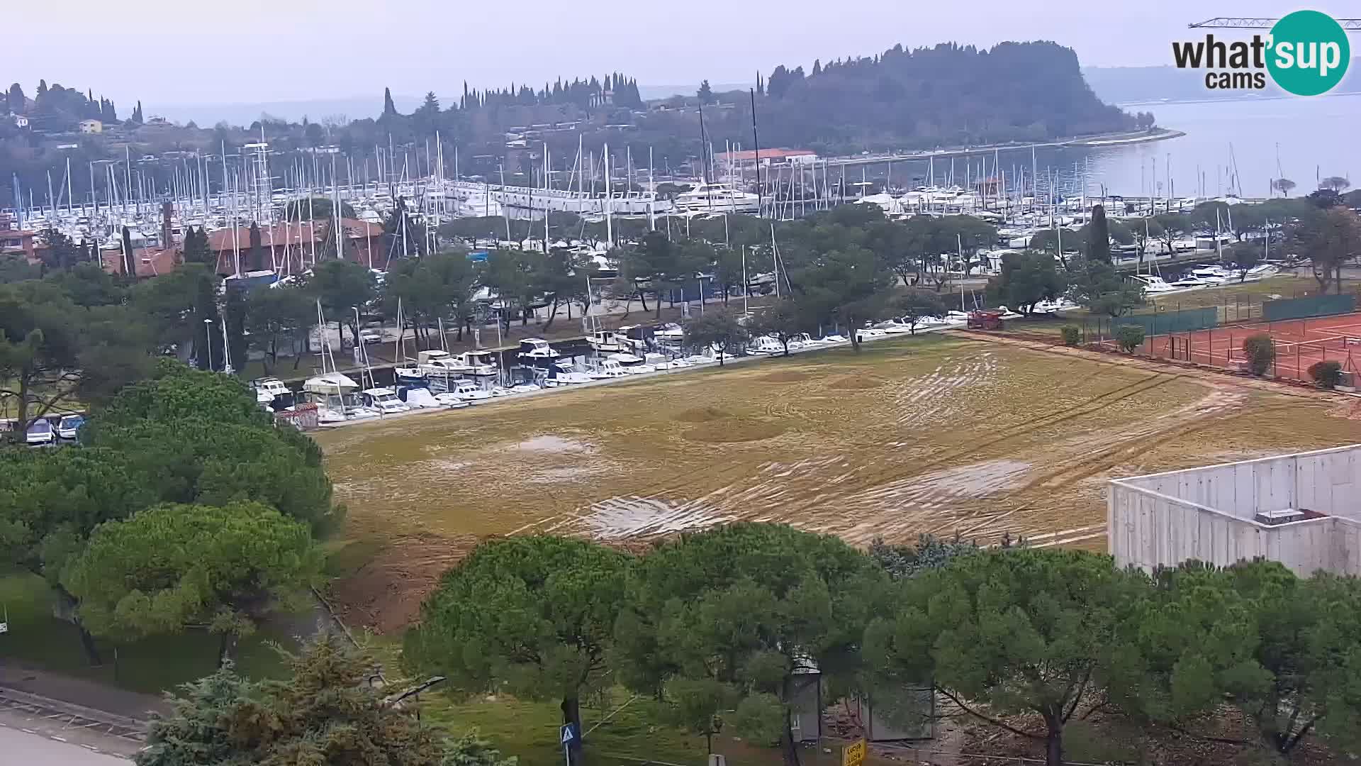 Portorož Live Webcam – vue sur la marina et les courts de tennis