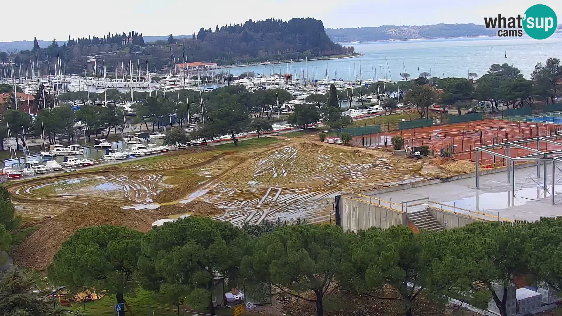 Portorož Live Webcam – vue sur la marina et les courts de tennis