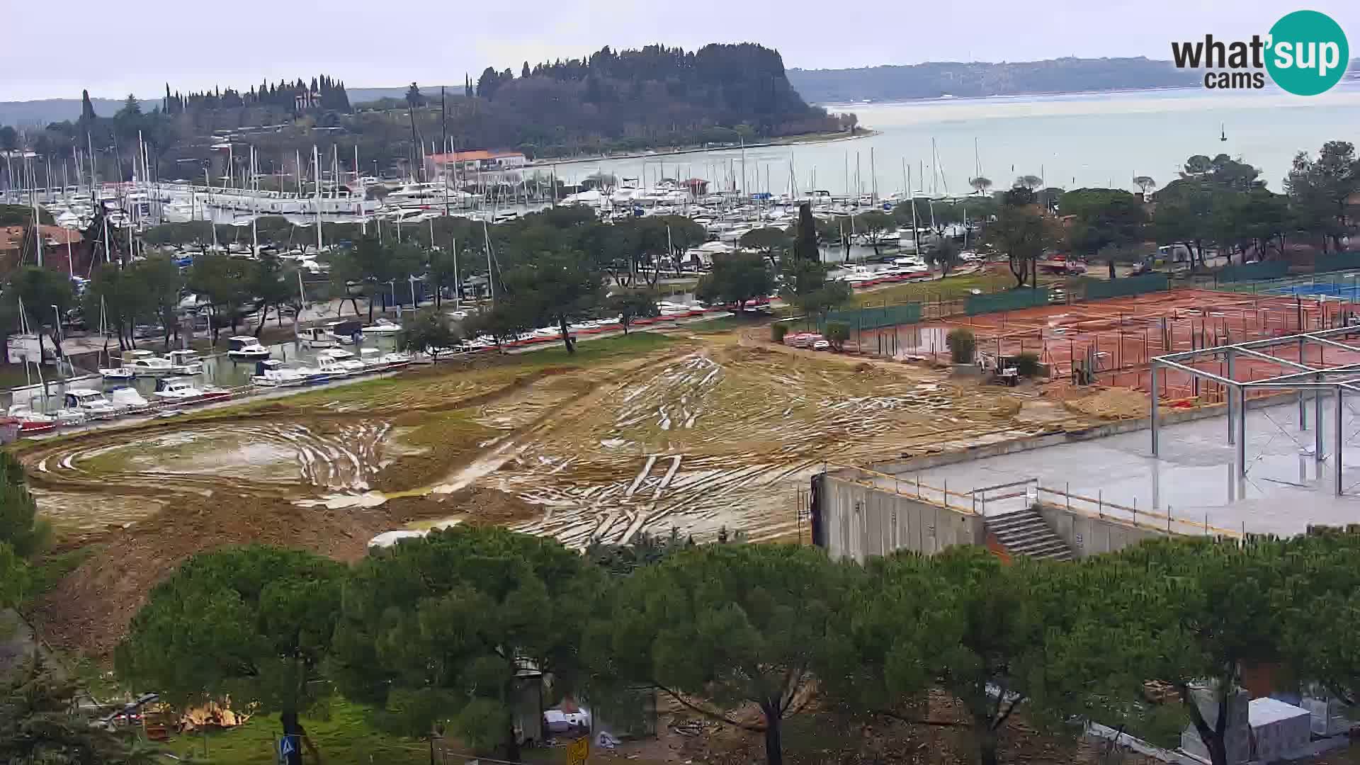 Portorož camera en vivo – vista del puerto deportivo y las canchas de tenis