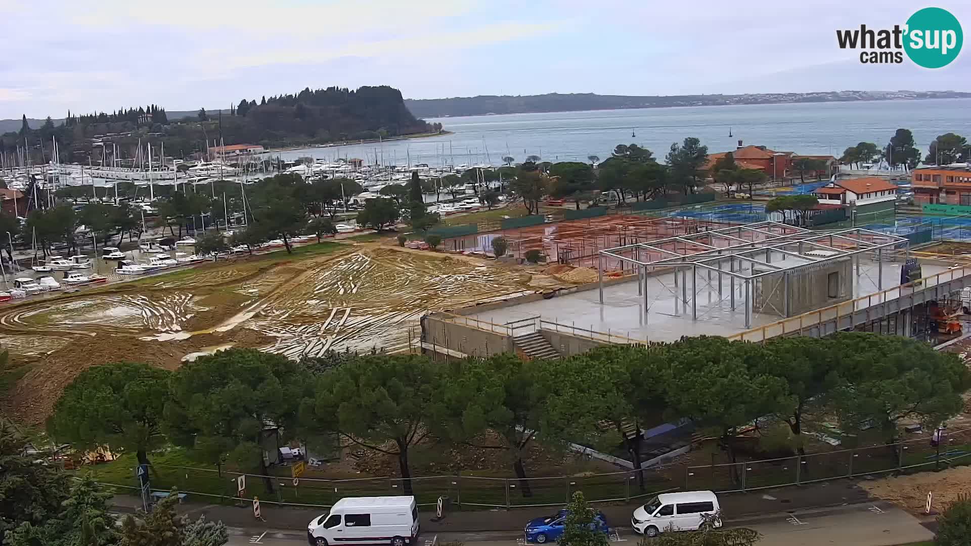 Portorož camera en vivo – vista del puerto deportivo y las canchas de tenis