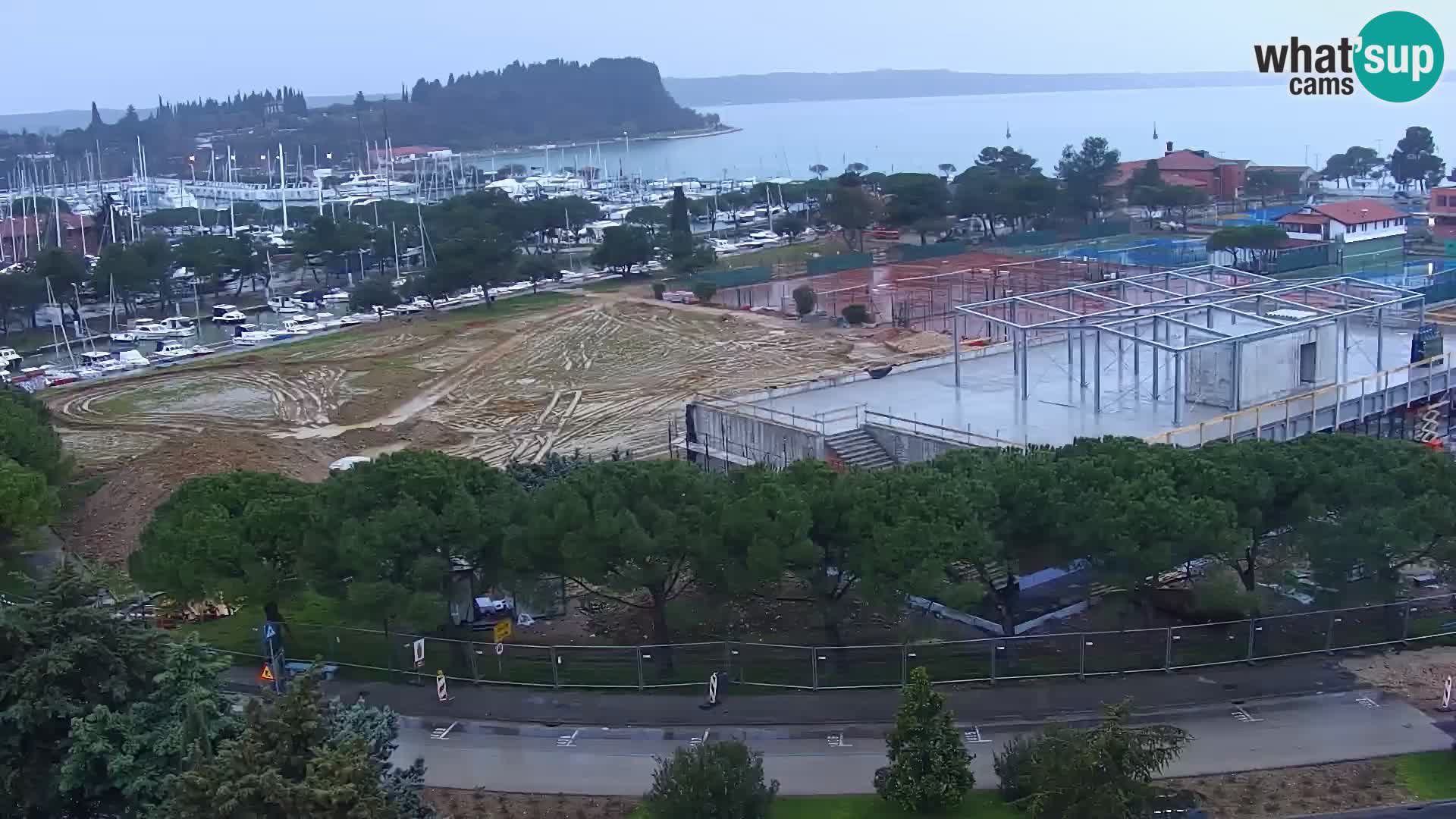 Portorož camera en vivo – vista del puerto deportivo y las canchas de tenis