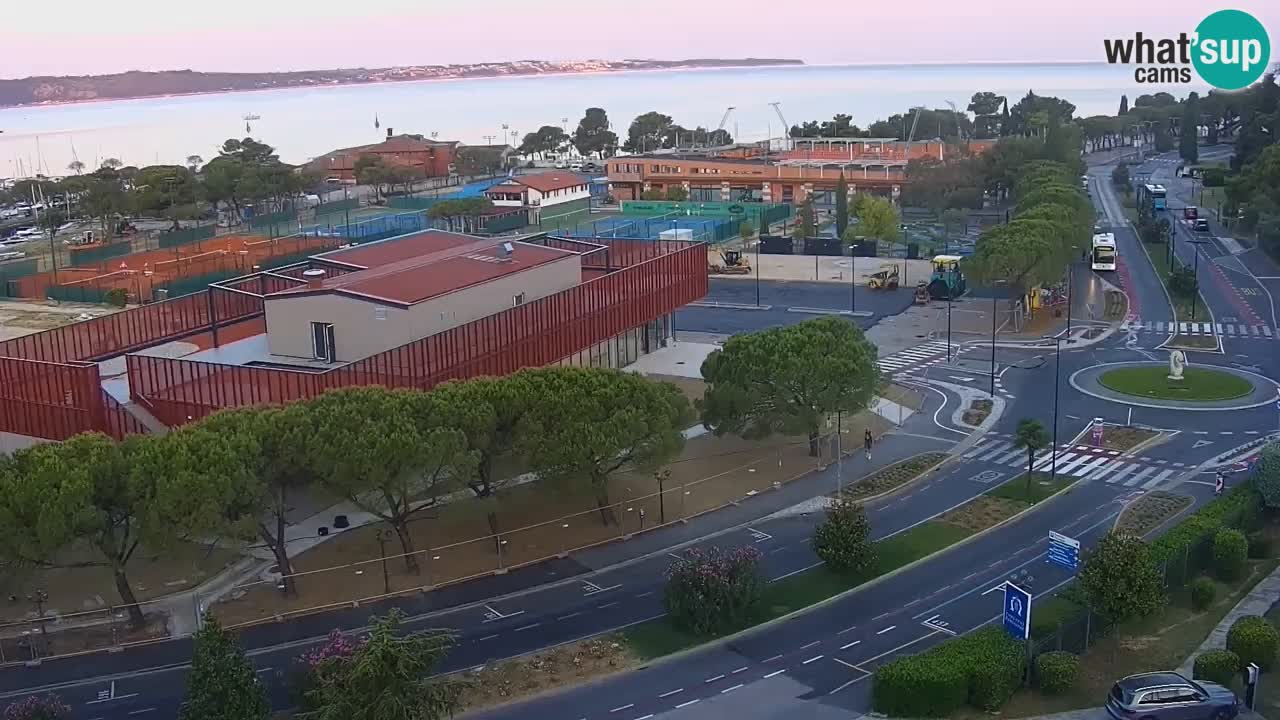 Portorož camera en vivo – vista del puerto deportivo y las canchas de tenis