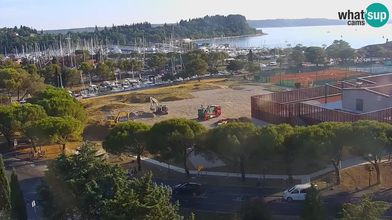 Portorož camera en vivo – vista del puerto deportivo y las canchas de tenis