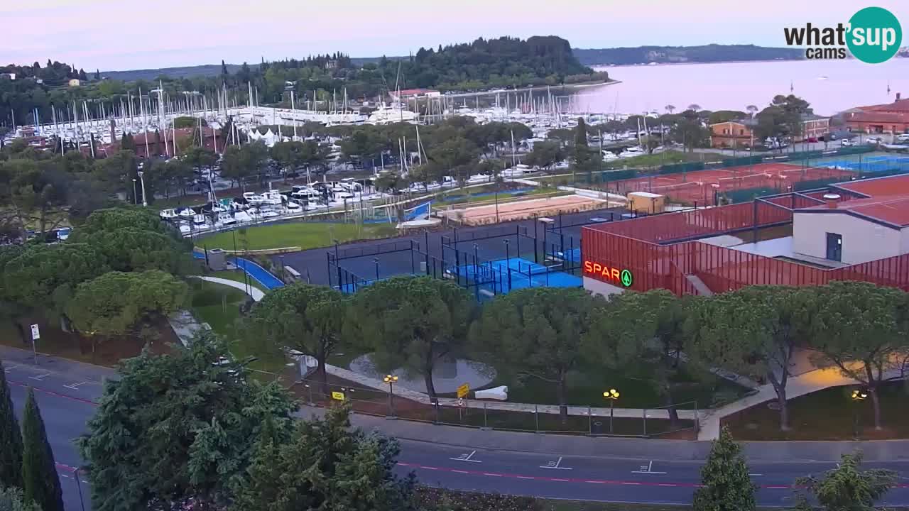 Portorož camera en vivo – vista del puerto deportivo y las canchas de tenis
