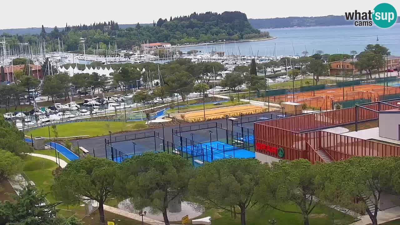 Portorož camera en vivo – vista del puerto deportivo y las canchas de tenis