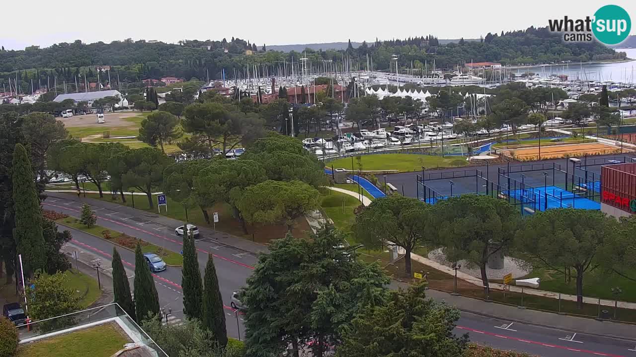 Portorož camera en vivo – vista del puerto deportivo y las canchas de tenis