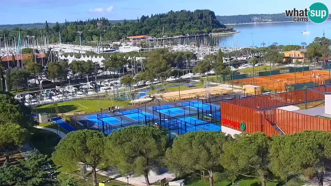 Portorož camera en vivo – vista del puerto deportivo y las canchas de tenis