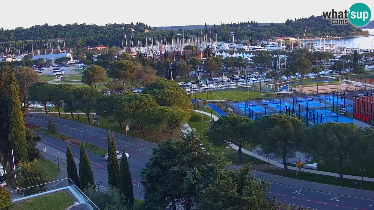 Portorož camera en vivo – vista del puerto deportivo y las canchas de tenis