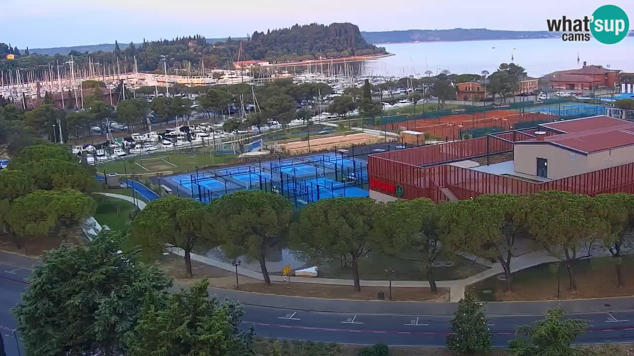 Portorož Live Webcam – vue sur la marina et les courts de tennis
